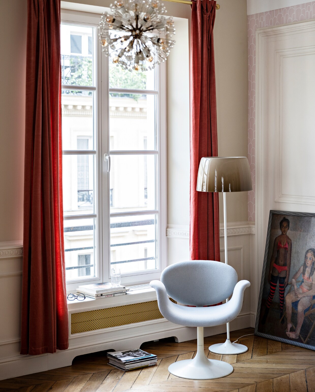 Gordijnen La Redoute. Emil Stejnar-hanglamp vintage. Tulip-stoel Pierre Paulin voor Artifort via Selency. Vloerlamp Hala Undesignable. Overig onbekend. vtwonen special binnenkijken 3-2022 | Productie AC Scoffoni | Styling Marie-Maud Levron | Fotografie Yann Deret
