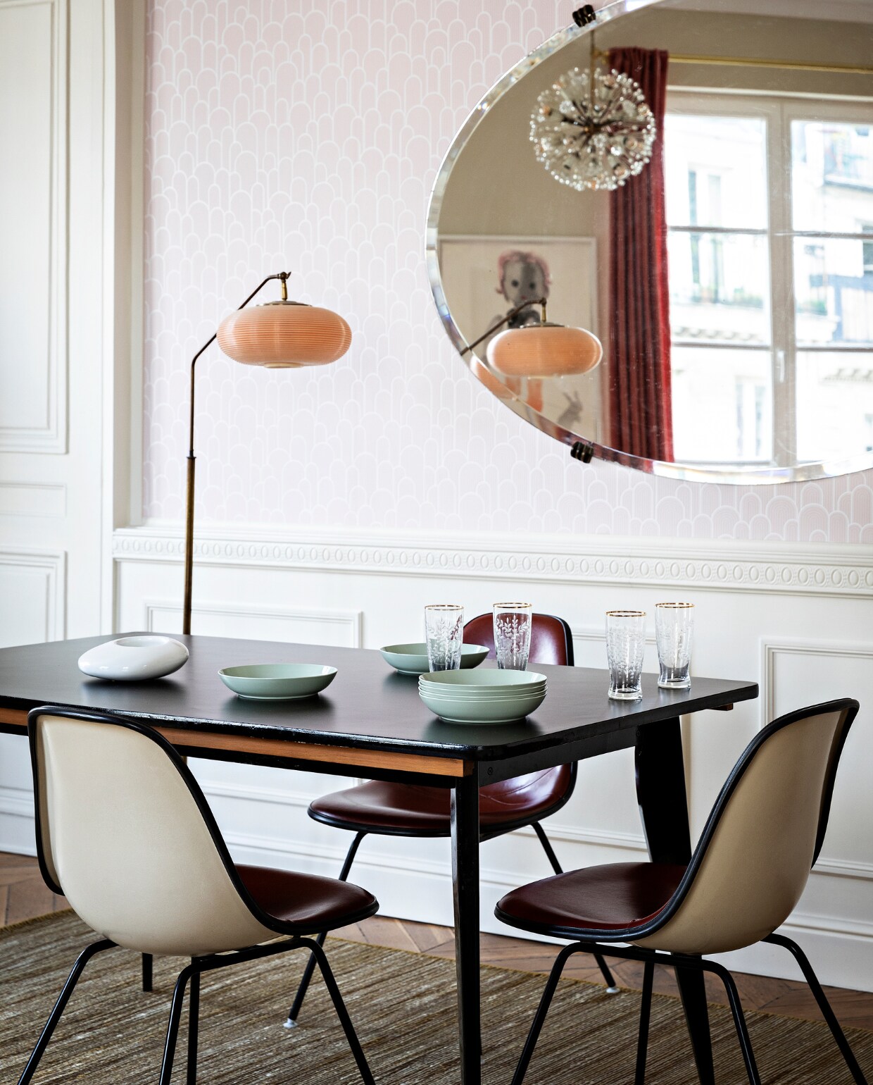 Behang Etoffe. Spiegel gevonden op een vlooienmarkt. Eettafel, vloerlamp en Emil Stejnarhanglamp vintage. Stoelen Eames DSX Vitra. Gordijnen La Redoute. Overig onbekend. vtwonen special binnenkijken 3-2022 | Productie AC Scoffoni | Styling Marie-Maud Levron | Fotografie Yann Deret