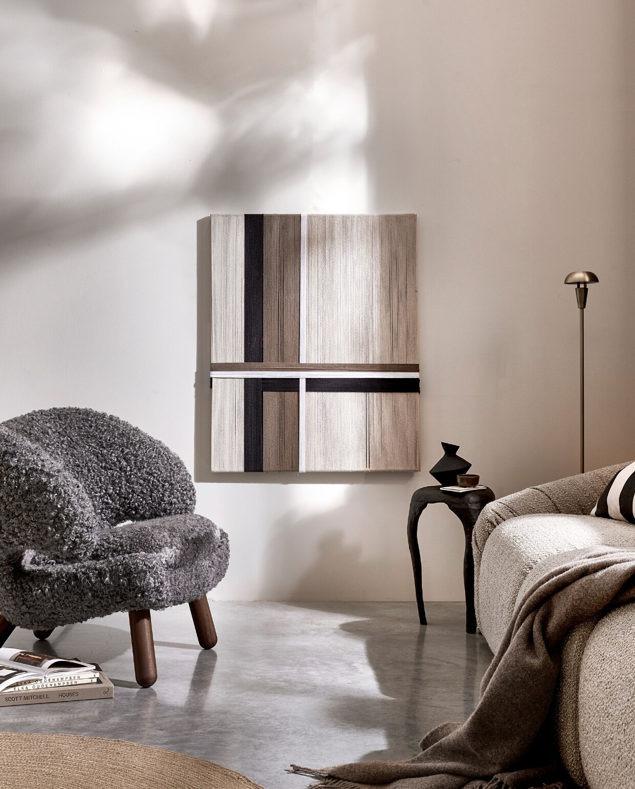 4-zitsbank Cooper Luno (loods5.nl). Fauteuil Pelican Chair van Finn Juhl (justhaasnoot.nl). Juten vloerkleed van Ferm Living, 130 cm (Ø), wollen plaid Athen van Silkeborg, 200x130 cm, messing vloerlamp Tiny van Ferm living (vtwonen.nl/shop). Gestreepte kussenhoes, bijzettafel, keramieken schaal (hm.com). Overig privébezit. vtwonen 01-2024 | styling Sanne Ketelaar | fotografie Peggy Janssen