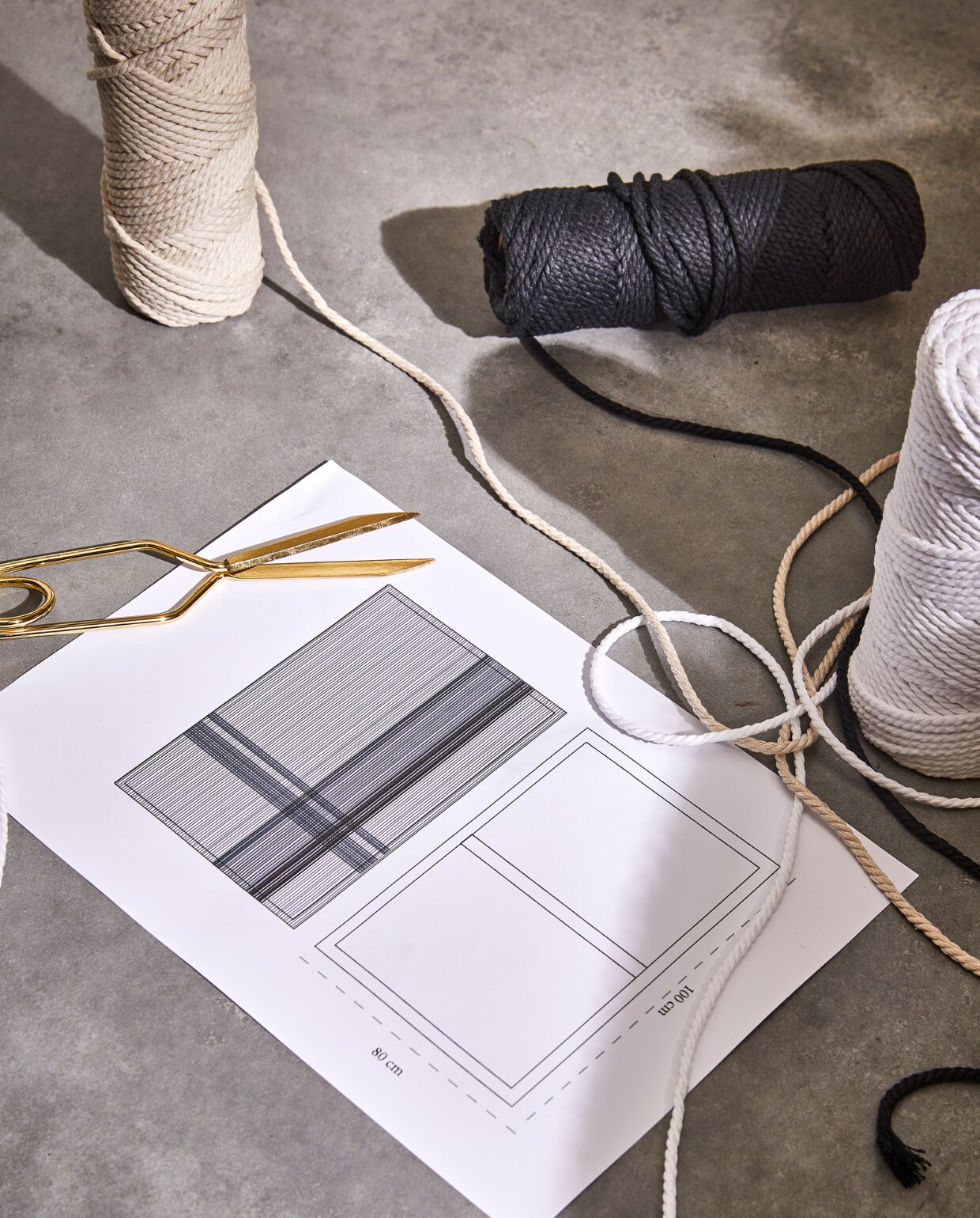 Macramékoord in kleuren Beige 114, Wit 115 en Zwart 119 (pipoos.nl). Overig onbekend. vtwonen 01-2024 | styling Sanne Ketelaar | fotografie Peggy Janssen