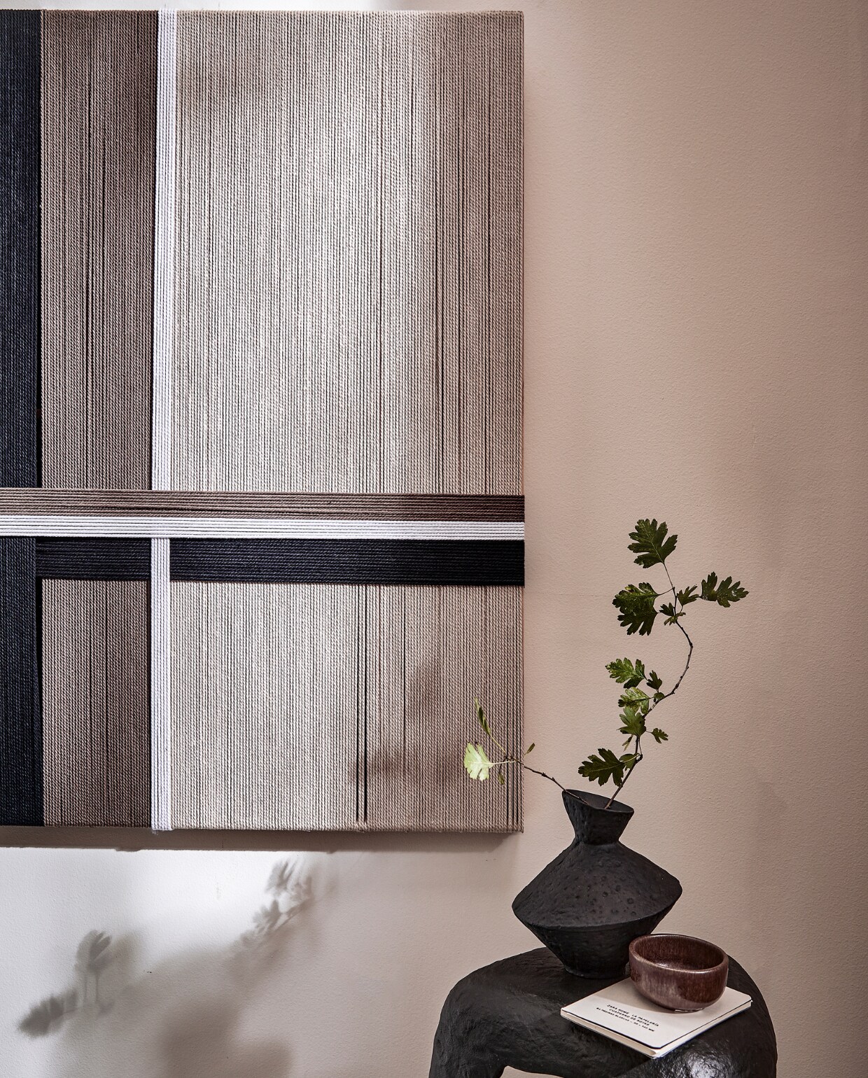 Bijzettafel, keramieken schaal (hm.com). Vaas (zarahome.com). Overig privébezit. vtwonen 01-2024 | styling Sanne Ketelaar | fotografie Peggy Janssen