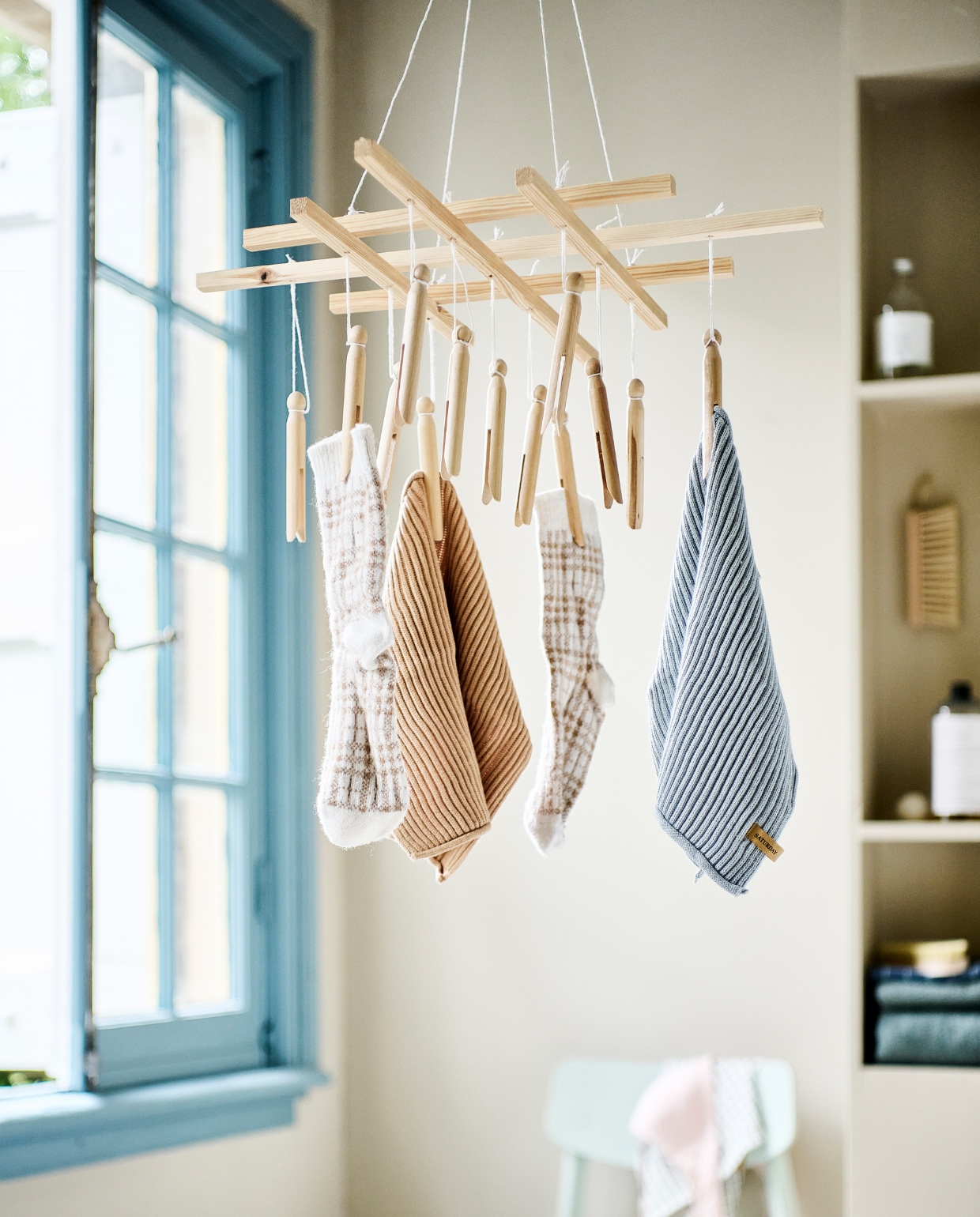 Lakverf kozijn Wit Golven, 500 ml € 30,99 (flexa.nl). Katoenen Vaatdoekjes Ferm Living, set van 7 € 59,- (vtwonen.nl/shop). Wasmiddel € 9,99 (zarahome.com). Linnenwater Katoen € 6,95 (dille-kamille.nl). Katoenen badlakens € 9,99 (hm.com). Overig privébezit. vtwonen special DIY 08-2023 | styling Kelly van Gendt, Corrien Flohil | fotografie Sjoerd Eickmans