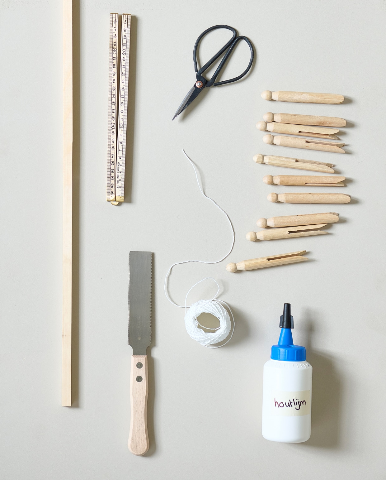 Wasknijpers Dille en Kamille, latjes Gamma. Overig privé bezit. vtwonen special DIY 8-2023 | styling Kelly van Gendt, Corrien Flohil | fotografie Sjoerd Eickmans