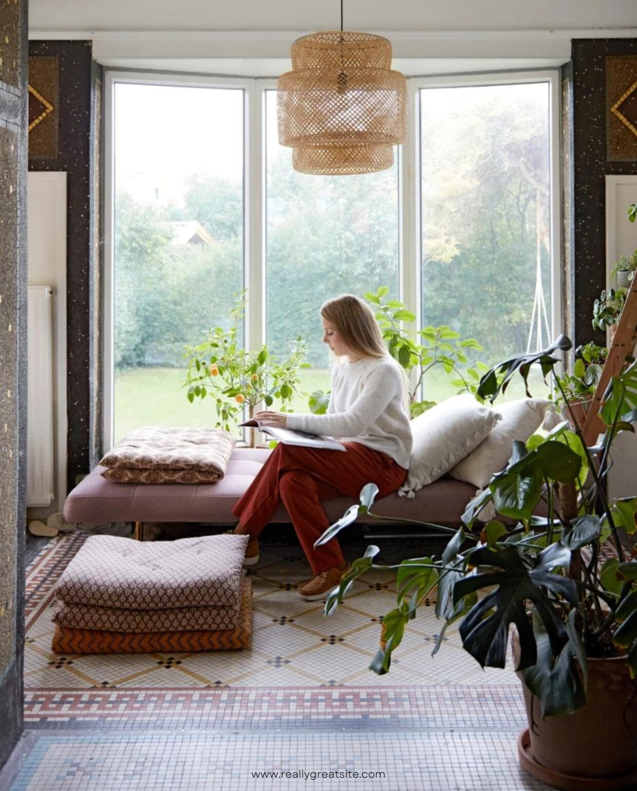 Lamp Ikea. Plaids IB Laursen. Divan Ilva.dk. vtwonen 12-2021 | productie Living Stories | styling en tekst Pia Olsen | fotografie Stine Christiansen