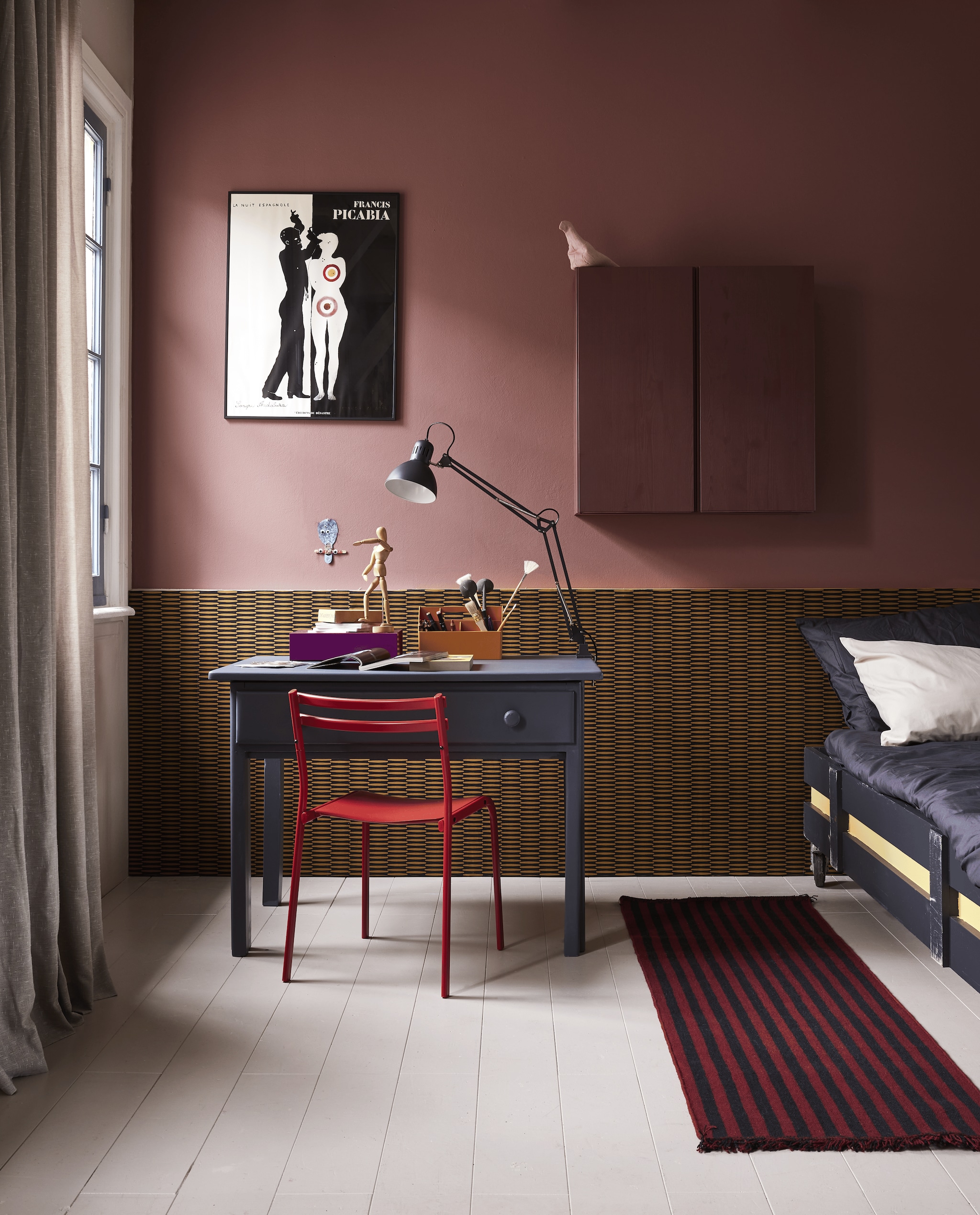Muurverf Famous Rouge van Lab Paint, lakverf tafel Hero?s Time van Lab Paint, lakverf gele streep bed Bumblebee van Lab Paint, lakverf wandkast Merlot Mania van Lab Paint (vestingh.nl). Behang Ombra in Kente Curry, 0,55x10 m (bxl) (masureel.com). Houten tafel, 115x70x78 cm (bxdxh), houten bed (com-anders.nl). Houten wandkast Ivar, 80x30x83 cm (lxbxh), metalen bureaustoel Genesn, stalen bureaulamp Tertial, beige katoenen kussensloop Dvala (ikea.nl). Paarse kartonnen opbergdoos, wollen vloerkleed Stripes and stripes in Cherry, 200x60 cm (hay.nl). Toolbox Sketch van Muuto, gerecycled plastic (groenenakker.nl). Zwart katoenen dekbedovertrek van Ambiante, 140x200 cm (vtwonen.nl/shop). Overig privbezit. vtwonen 04-2024 | styling Fietje Bruijn | fotografie Alexander van Berge