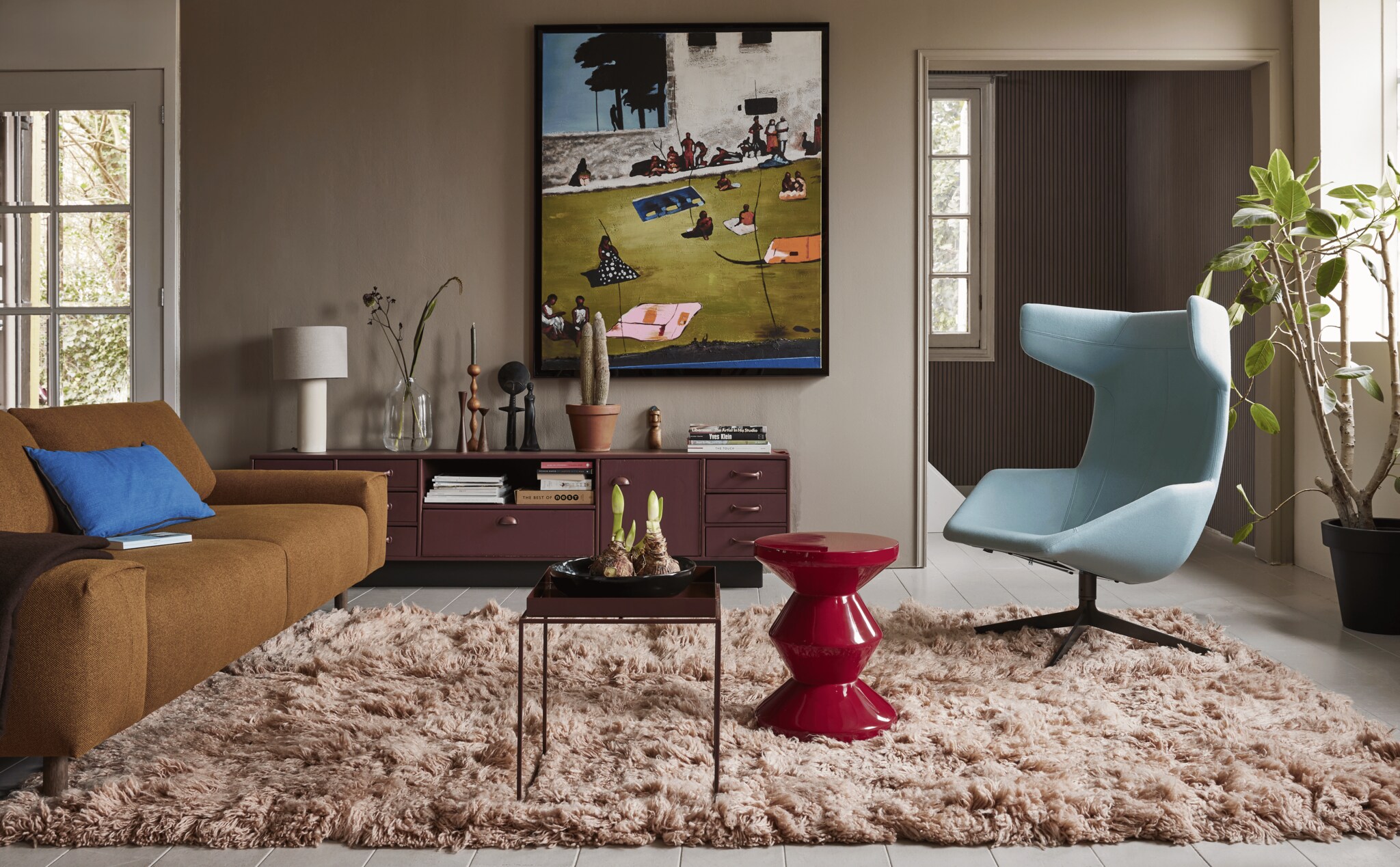 Muurverf Coffee Addict van Lab Paint, lakverf dressoir Merlot Mania van Lab Paint (vestingh.nl). Dressoir, 220x41x44 cm (lxbxh)(com-anders.nl). Polyester driezitsbank Gingerbread van By Fonq, 242x96x79 cm (bxdxh), vloerkleed Fluffy, wol en katoen, 200x300 cm, polyester bijzettafel Zig Zag van Polspotten in Robijnrood, tafellamp Silent van By Fonq, beton en textiel, schilderij Endless Summer van HKliving, kussen Night Sky van HKliving, linnen en katoen, wollen plaid Mono van Hay in Chocolate, 130x180 cm (vtwonen.nl/shop). Vintage fauteuil Take a line for a walk van Moroso (demachinekamer.nl). Glazen vaas Step van Normann Copenhagen (groenenakker.nl). Vierkante metalen bijzettafel Tray in Chocolate High Gloss, 40x40x40 cm (bxdxh) (hay.nl). Overig privbezit. vtwonen 04-2024 | Styling Fietje Bruijn | Fotografie Alexander van Berge