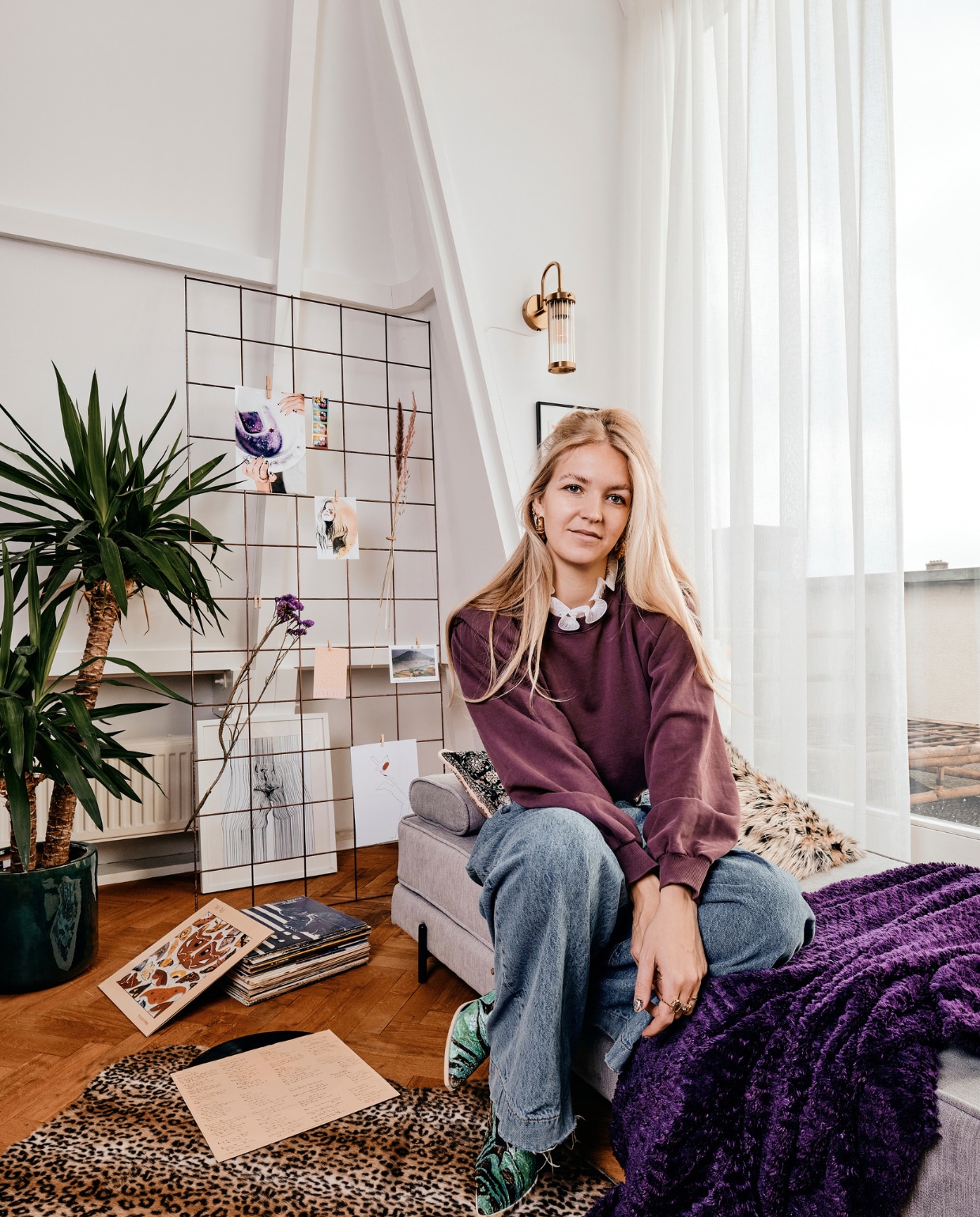 Jessica in haar kleurrijke bovenwoning in Amsterdam. Bank Leen Bakker. Panterprint kleed en kussens Loods 5. Paarse sprei onbekend. Wandlamp Bold Monkey. Print aan muur Art by Laura Jansen. Print op grond Desino. Wandrek zelfgemaakt. vtwonen 06-2021 | productie CocoFeatures | fotografie Roos Oosterbroek