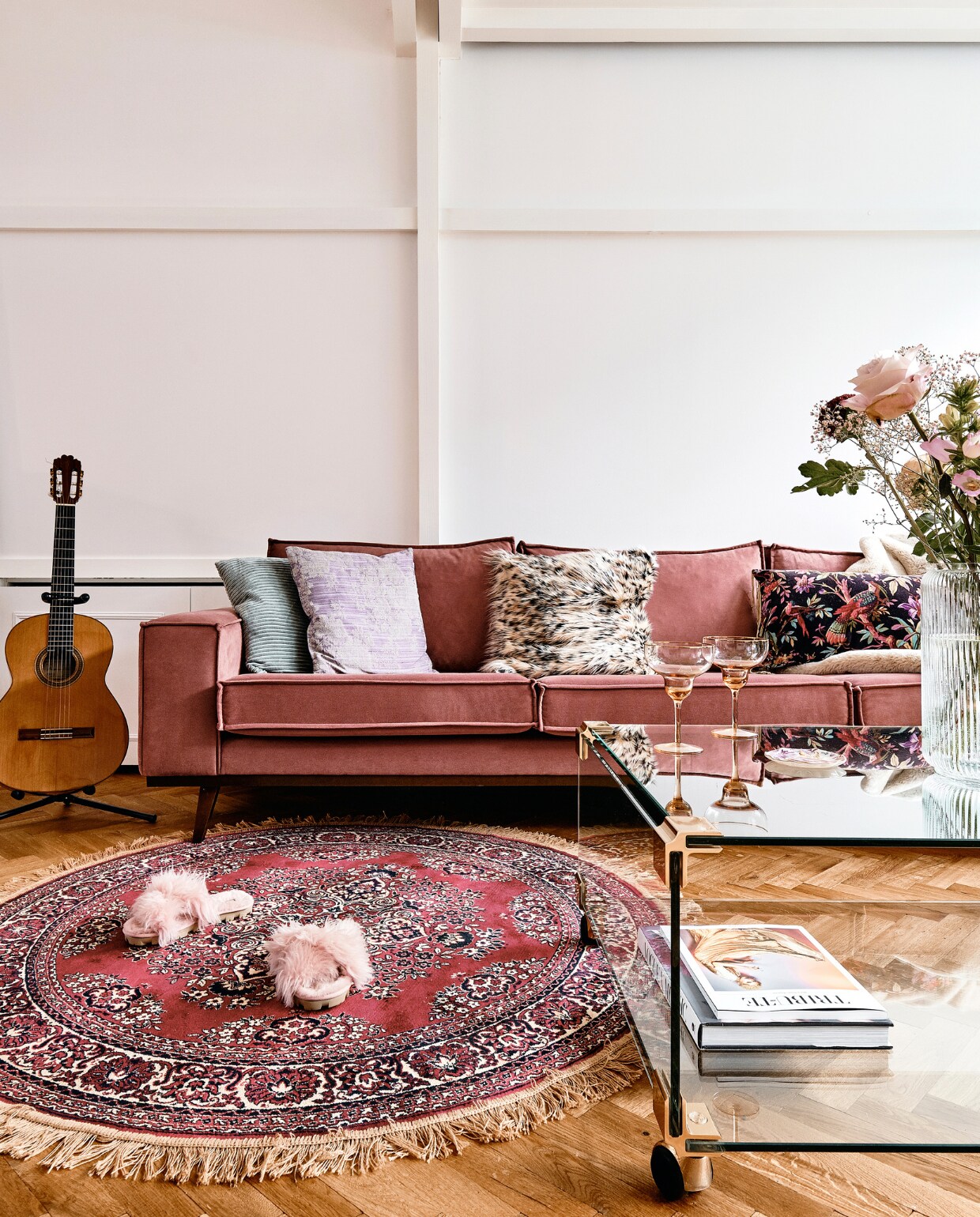 Wandkasten gemaakt door vader. Bank gekregen decorstuk van fotoshoot. Vloerkleed en kussens op bank Loods 5. Glazen salontafel Dig&amp;Dust Vintage. Champagneglazen Homestock. Vaas Bloomon. Schaaltje op tafel Anthropologie. Slippers Uggs. vtwonen 06-2021 | productie CocoFeatures | fotografie Roos Oosterbroek