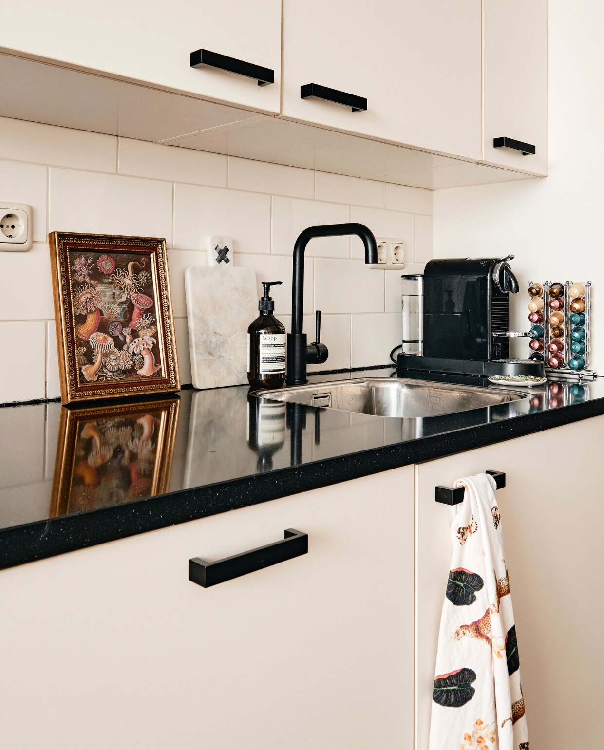 Keuken was al aanwezig; werkblad, tegels, handgrepen en kraan onbekend. Theedoek Sissy-Boy. Koffiezetapparaat Nespresso. Schilderij via All the Luck in the World. Marmeren plank House Doctor. Zeep Aesop. vtwonen 06-2021 | productie CocoFeatures | fotografie Roos Oosterbroek