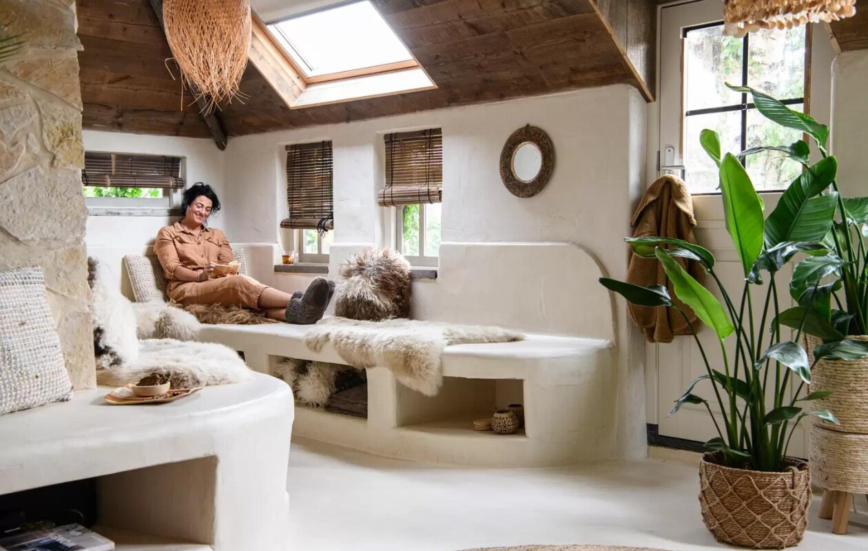 Leemstuc Ecowonen, hanglamp Maisons du Monde, schapenvachten- en kussens De Zeekraal, spiegel Natuurlijk a.s.t., raamdecoratie Bamboo Import, dienblad Hema, schaal op dienblad H&amp;M Home. Kussens, bloempot en mand Loods 5. Jas Kiem Conceptstore, vloerkleed Leen Bakker, schelpenlamp souvenir uit Brazilië. De bank zelfgemaakt en afgewerkt met StucDeco van Ecowonen. Overig onbekend. vtwonen 02-2024 | productie Inside Homepage | styling Esther Loonstijn | fotografie Louis Lemaire
