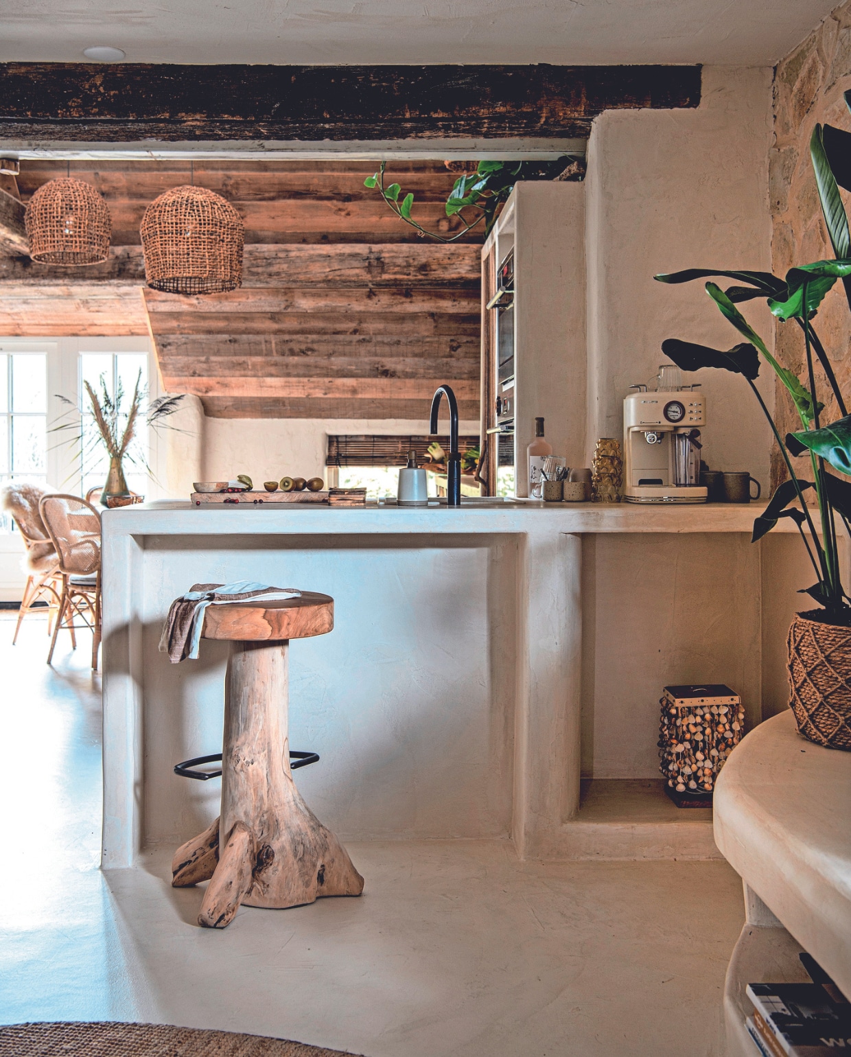 Hanglampen Loods 5, eetkamerstoelen Sika-Design, barkruk Natuurlijk a.s.t., espressomachine One-Touch van Swan, naaldhouten planken Frank Pouwer, schelpenlamp souvenir uit Brazilië. Keukenkasten en -lades Barnwoodweb, grepen gemaakt met onderdelen uit de natuur. Bar keuken: deco-stuc/ granito Sienna, muurkleur leemstuc, vloer StucDeco met drie lagen vernis van Ecowonen. vtwonen 02-2024 | productie Inside Homepage | styling Esther Loonstijn | fotografie Louis Lemaire