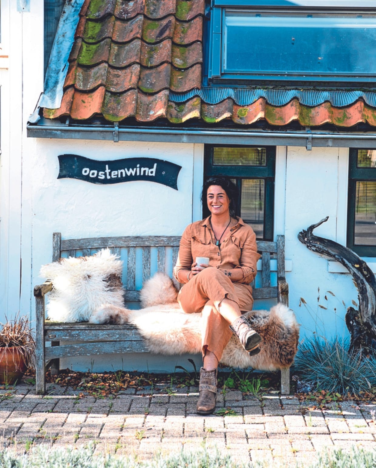 Teakhouten bank zelfgemaakt. Schapenvacht en kussen De Zeekraal. vtwonen 02-2024 | productie Inside Homepage | styling Esther Loonstijn | fotografie Louis Lemaire
