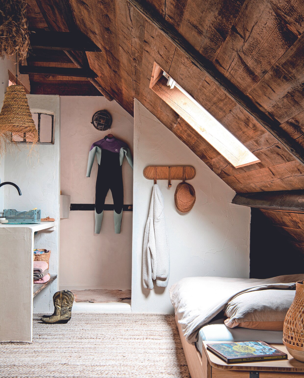 Wetsuit en vest Quicksilver. Cowboylaarzen en hoed Vinted. Vloerkleed en rieten mand Loods 5. Dekbedovertrek Smulderstextiel, hanglamp Maisons du Monde, handdoeken Hema. Overig onbekend. vtwonen 02-2024 | productie Inside Homepage | styling Esther Loonstijn | fotografie Louis Lemaire