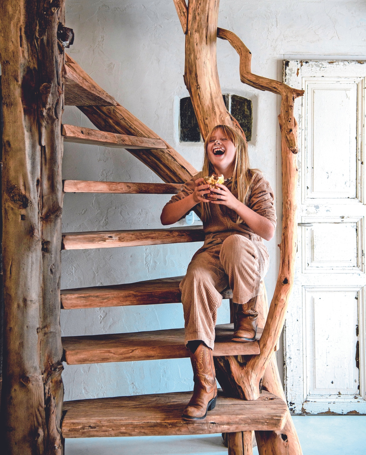 Trap gemaakt met gejutte meerpaal van strand Terschelling, trapstel en -leuningen Acaciastammen en -takken, iepenhouten trapdelen. vtwonen 02-2024 | productie Inside Homepage | styling Esther Loonstijn | fotografie Louis Lemaire