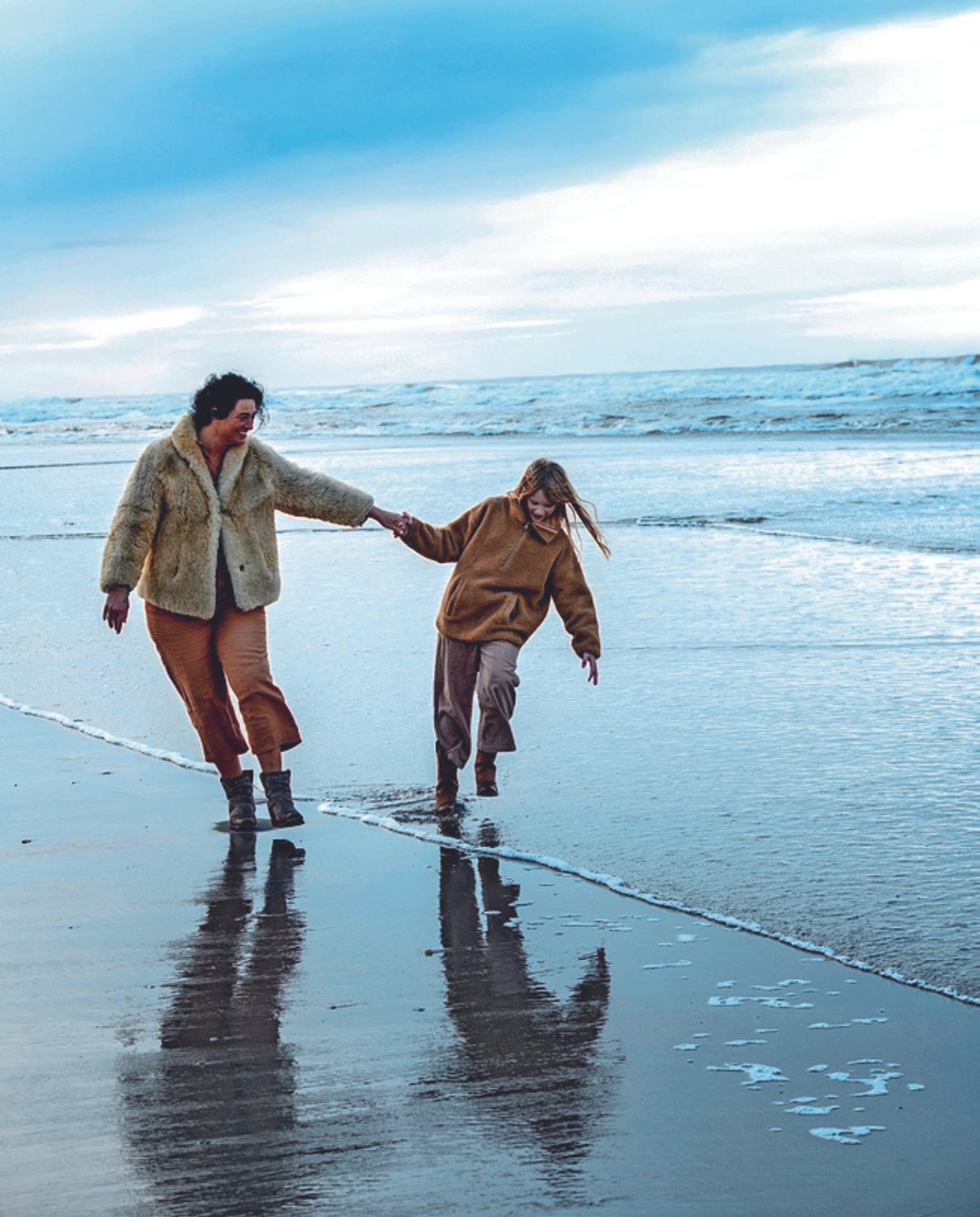 Esther en Neve op het strand van Terschelling. vtwonen 02-2024 | productie Inside Homepage | styling Esther Loonstijn | fotografie Louis Lemaire