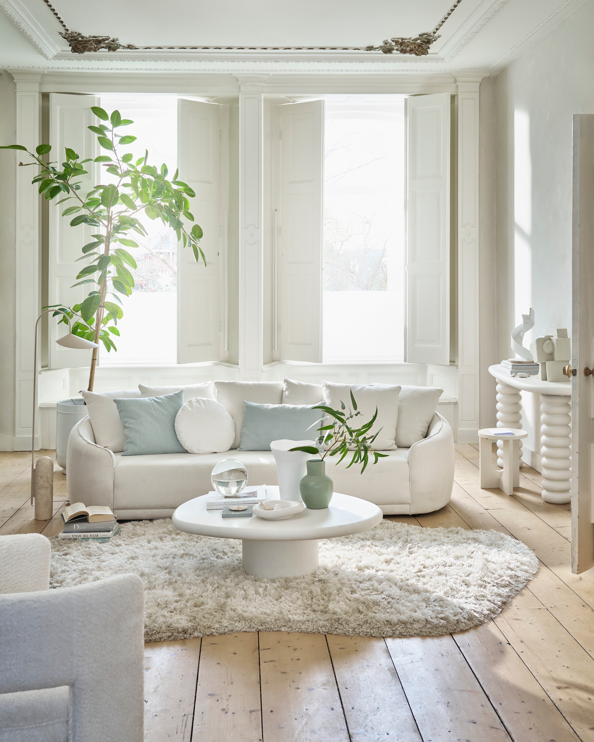 Wollen vloerkleed Tasty, 200x290 cm € 765,- (zuiver.nl). Bank Santorini, 267x108x80 cm (bxdxh) vanaf € 2359,- (melchiorinterieur.nl). Salontafel Bloomstone, mdf met ecostuc afwerking, 110x90x34 cm (bxdxh) € 650,-, sidetable Bloomstone, mdf met ecostuc afwerking, 170x40x82 cm (bxdxh) € 830,-, fauteuil Lima, hout, schuim en polyester, 80x70x70 cm (bxdxh) € 590,- (richmondinteriors.nl). Vloerlamp Arum van Ferm Living in Cashmere, aluminium, ijzer en steen, 25,6x41,9x136 cm (bxdxh) € 705,- (vtwonen.nl/shop). Katoen-maché vaas Valo € 89,95, groene keramieken vaas Brisa € 54,95 (urbannatureculture.com). Keramieken schaal € 24,99 (hm.com). Kristallen bal, 20 cm (Ø) € 150,- (versmissen.nl). Magnesiumoxide plantenpot Eday, 46x56 cm (Øxh) € 681,82 (nordal.com). Sculptuur op sidetable van Edith Beurskens en Ilse van Stoltz, prijs op aanvraag (edithbeurskens.com, ilsevanstoltz.com). Object witte trap, prijs op aanvraag (studiomilo.nl). Katoenen kussens vanaf € 24,95 (iblaursen.nl). Muurverf All White 2005 van Farrow &amp; Ball, 2,5 liter € 102,- (paint-paper.nl). Overig privébezit. vtwonen 03-2024 styling Moodboard | styling Cleo Scheulderman | fotografie Jeroen van der Spek