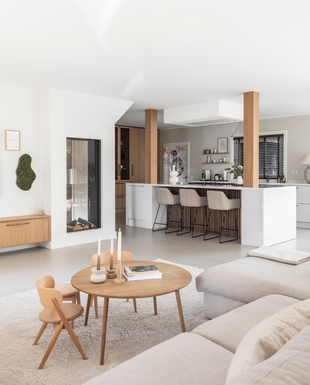 Muurverf keuken Sandy Beach van Flexa, verf overige wanden Ral 9016, keuken Keukenstudio Stormink, gashaard Havé Verwarming, barstoelen Jesper Home, vaas By-Boo, salontafel Via Copenhagen, kandelaars H&amp;M Home, kinderstoelen Curve Lab, tafellamp Zara Home. Koffietafelboeken Studio McGee en Magnolia Table. Overig onbekend. vtwonen 03-2024 | Fotografie Margriet Hoekstra