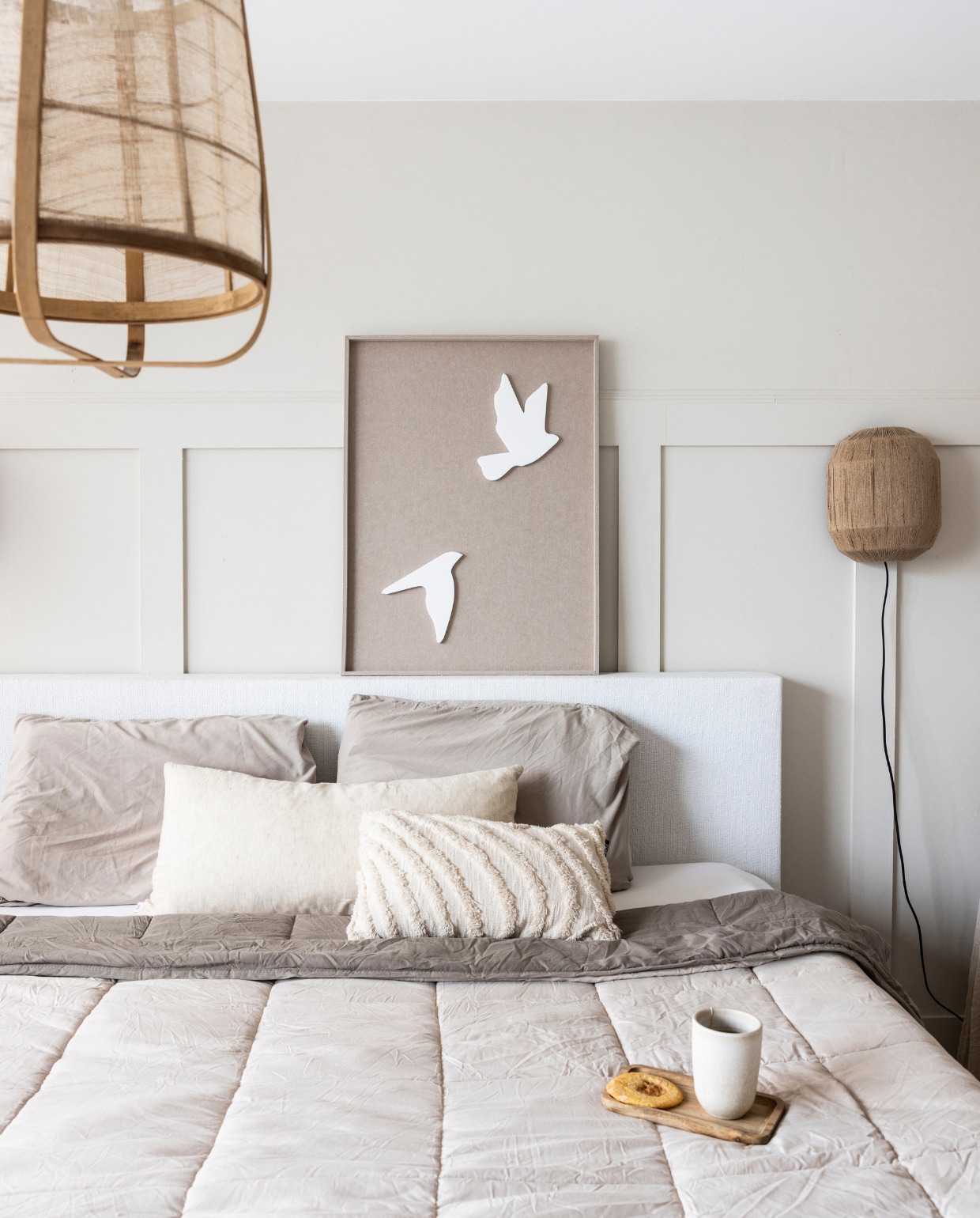 Muurverf Sandy Beach van Flexa, pvc-vloer Therdex, bed Beddenplein, dekbedovertrek Zelesta Easybed, sprei Ookinhetpaars. Kussens Cloupillo, By-Boo en By Mölle. Hanglamp KidsDepot, wandlampen Lampenlicht, kunstwerk Pieces of art, wieg Snüz. Opbergzak en klamboe Jollein. Overig onbekend. vtwonen 03-2024 | Fotografie Margriet Hoekstra