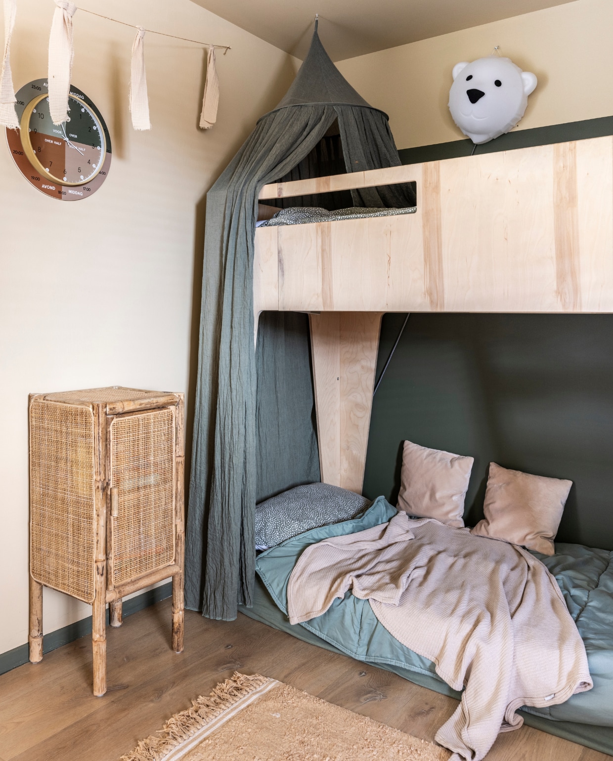 uurverf Forest Bathing en Ginger Shot van Renaulac. Pvc-vloer Therdex, stapelbed Manowoods. Klamboe en dekbedovertrek Meyco. Plaid Heppiejoe, kussens Jotex, kast By-Boo, leerklok Dutch Sprinkles, ijsbeer Flow Amsterdam, vlaggenlijn gekregen. Overig onbekend. vtwonen 03-2024 | Fotografie Margriet Hoekstra