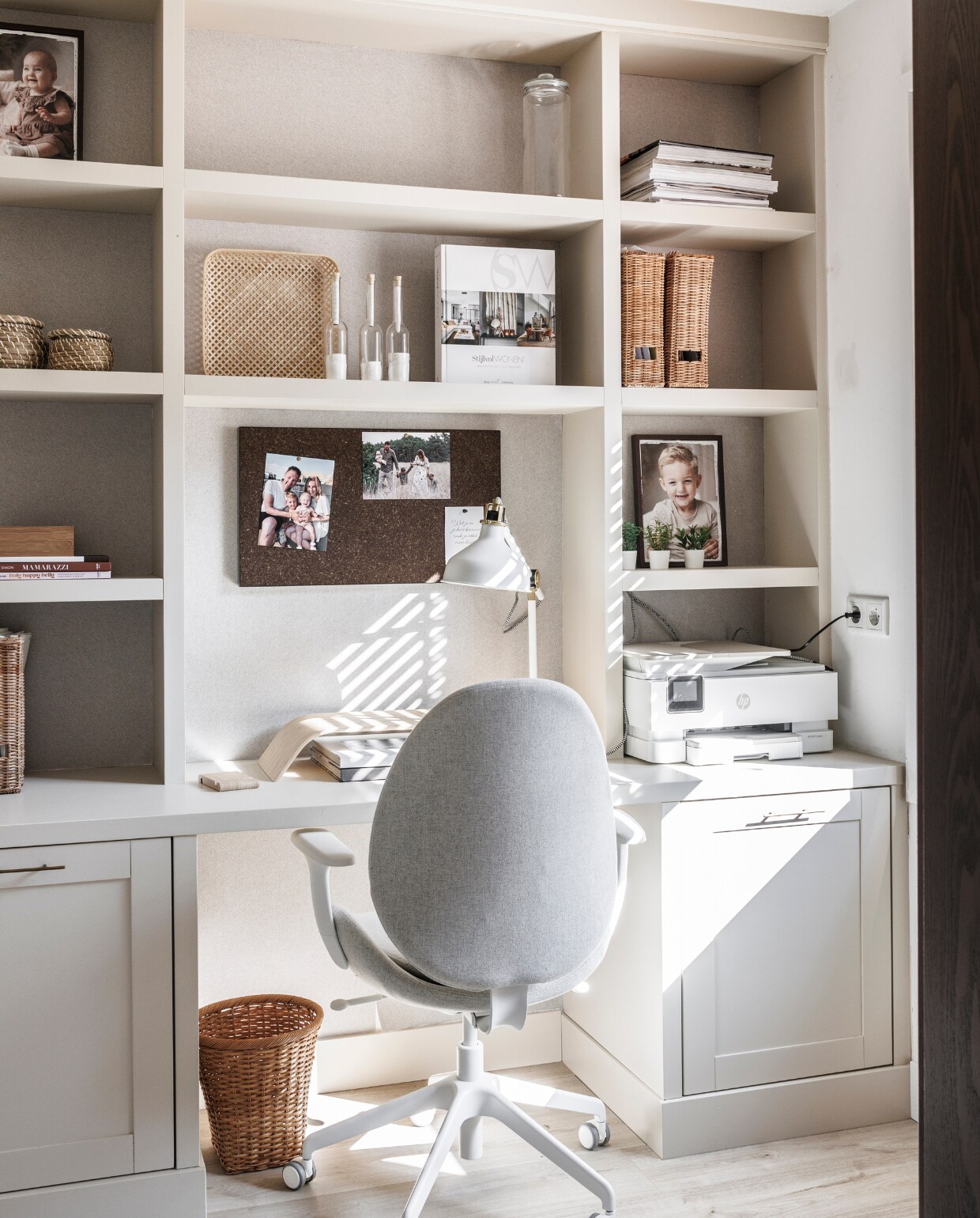 Laminaatvloer, bureaustoel, rieten manden, kaarshouders, lectuurbakken, memobord, bureaulamp, monitorstandaard en prullenmand Ikea. Op maat gemaakte wandkast Be wood interieurbouw, vloerkleed Jotex, behang Fine Linen in Beige van Photowall, walnoten fotolijst More Than Canvas. Overig onbekend. vtwonen 03-2024 | Fotografie Margriet Hoekstra