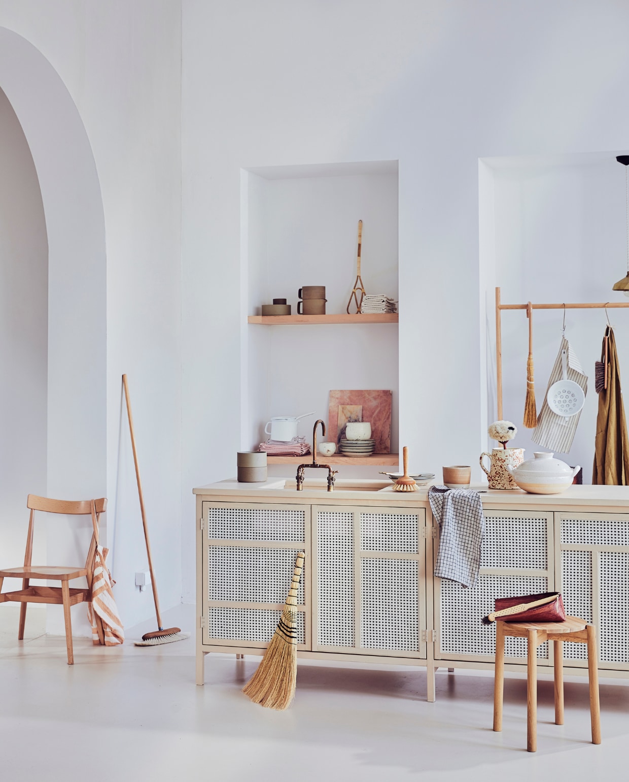 Keuken (com-anders.nl), Houten stoel van Ercol, tas van Linge Particulier, bezem, Japanse handbezem tegen keukenblok (pantoufle-design.nl). In kast: kom van Hasami Porcelain, koffiepot met filter van Hasami Porcelain, mattenklopper, roze handdoeken van Linge Particulier, emaillen pan van Riess, Japans kopje van Takashi Sogo, borden van Hasami Porcelain (pantoufle-design.nl), marmeren serveerplank Stoned, marmer keukenplank Stoned (stonedmarble.com). Op het aanrecht: bakjes van Hasami Porcelain, staande borstel van Iris Hantverk, geruite handdoek van Fog Linen, karaf van keramiek, Japanse stoompan (pantoufle-design.nl), geglazuurde kom keramiek (annemiekebootsceramics.nl). Houten kruk van Karimoku New Standard (pantoufle-design.nl). Aan het rek: emaillen vergiet van Riess, handdoek van Fog Linen, olijfkleurig schort van Linge Particulier (pantoufle-design.nl). Houten rek privébezit.Japanse bamboe stofvanger van Iris Hantverk, veger van Iris Hantverk, Japanse bezem, messing lampje van Futagami, plumeau, (pantoufle-design.nl). vtwonen 05-2019 | Styling Cleo Scheulderman | Fotografie Jeroen van der Spek