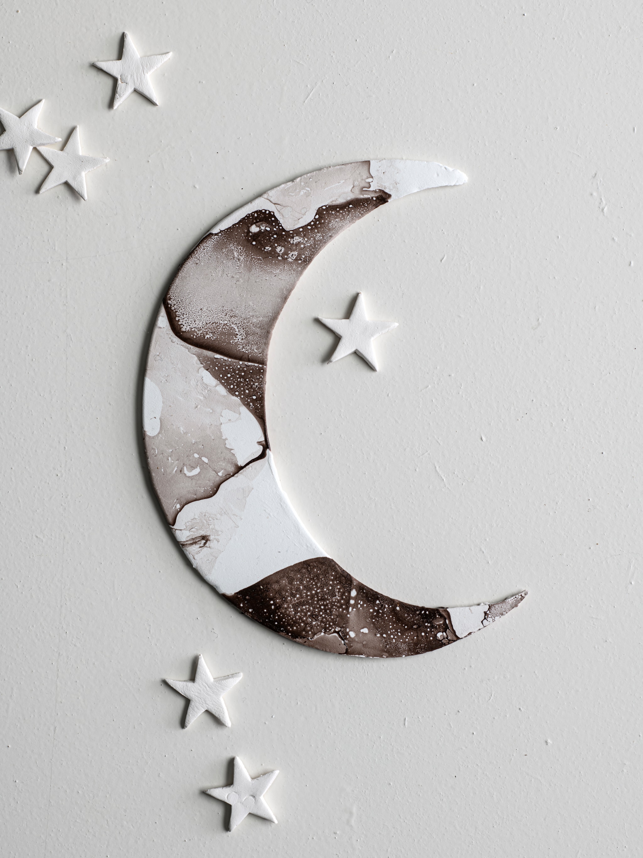 stralende decoratie voor ramadan zelfgemaakte maan met marmerlook