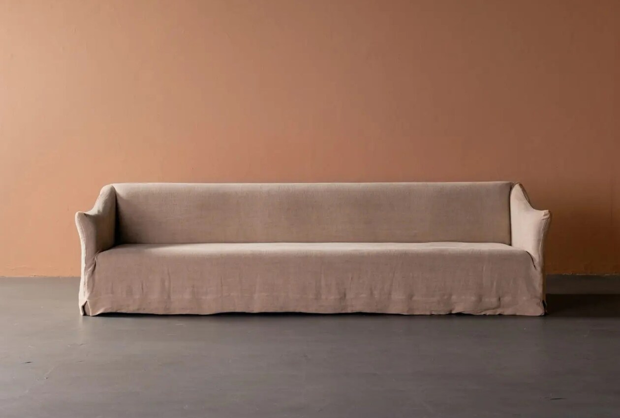 Bank Coen, vanaf 220x95x80 cm (bxdxh) € 4199,- (lauthentique.nl). L'Authentique