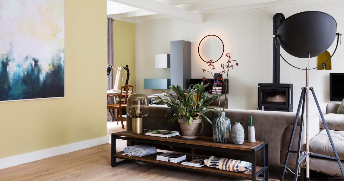 Stylingtips voor een sidetable achter de bank