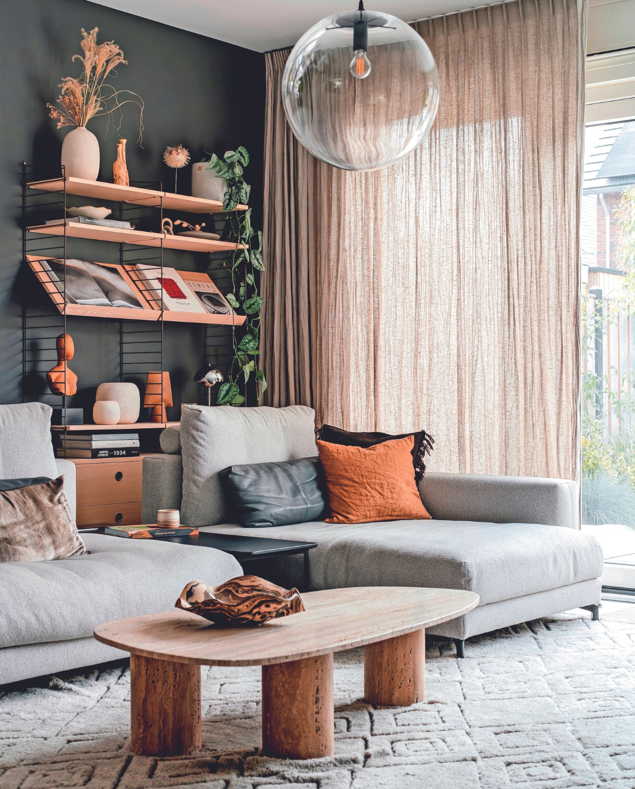 Muurkleur Night Sky van Lab Paint, linnen gordijnen Flax van By Mölle, wandkast String Furniture. In de kast: twee kleine vazen en schaal keramiekshop in Zuid-Frankrijk, plant Scindapsus Spikkel, platte vaas Bolia, alabaster theelichten Enter the Loft, bruine vaas 101 Copenhagen, tafellamp Flowerpot van &amp;Tradition. Linnen kussen By Mölle, kelim kussen Ferm Living, velvet kussen Claudi. Modulaire bank, leren kussens en bijzettafel Rolf Benz. Salontafel Thomtable no. 02 van Thomstudio, keramieken kop Atelier van Schaijck, schaal Wave van Putzy Ceramics, vloerkleed Armadillo, hanglamp Selene van ClassiCon. Overig onbekend. vtwonen 02-2024 | fotografie Myrthe Slootjes | tekst Mirjam Rosema-Verhulst