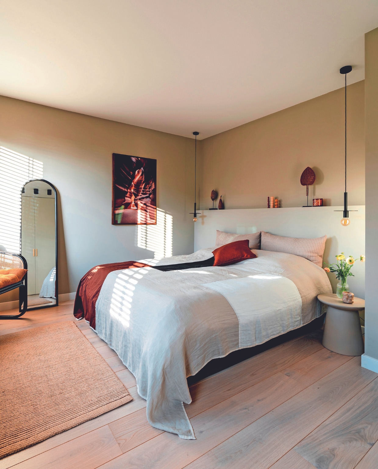 Muurkleur Shaded White van Lab Paint. Vloertegel Powder Smoke en wandtegel Lume White van Marazzi. Badkamermeubel, kranen en douche Tortu World. Spots Rietveld Licht, spiegel Sanidirect, zeeppomp Meraki, schaal Dille &amp; Kamille. In kast: mand Casa Gitane, vaas 101 Copenhagen, handdoeken de Bijenkorf, spons Natuurspons, sculptuur uit Bali, trap Ikea. Overig onbekend. vtwonen 02-2024 | fotografie Myrthe Slootjes | tekst Mirjam Rosema-Verhulst