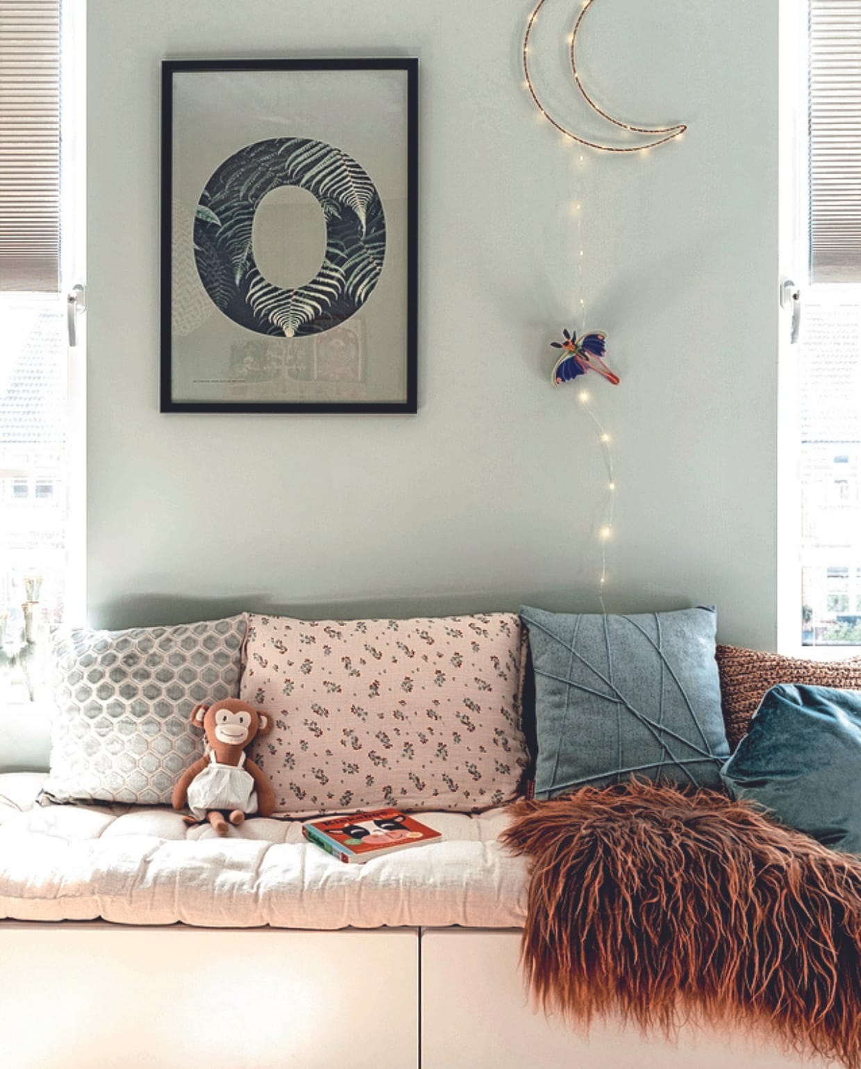 Muurkleur Tranquil Dawn van Flexa, lijst Desenio met poster uit Kopenhagen, maanlamp Maenmeisje, 3D-libelle Studio Roof. Kussens v.l.n.r.: Zuiver, Garbo&amp;Friends, Puik Design. Aap Zara Home, boek Kiekeboe koe, schapenvacht Keet Rotterdam. vtwonen 02-2024 | fotografie Myrthe Slootjes