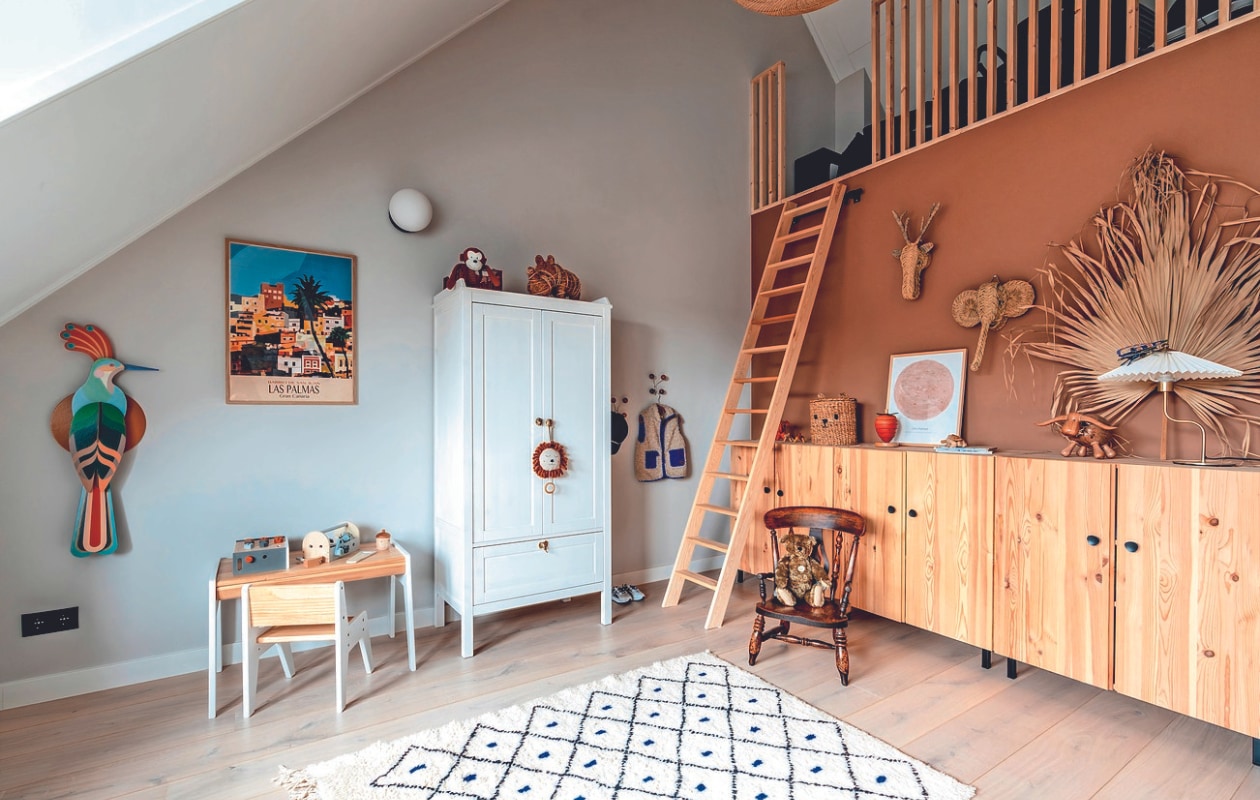 Muurkleur grijs Ammonite van Lab Paint, muurkleur terra Dandy Dust van Flexa, eiken parketvloer Multiplank van Laminaat en Parket, 3D-vogel Studio Roof, houten lijst Postery. Bureau en stoel Sklum. Kledingkast en wandkast Ikea. Muziekleeuw Ferm Living, wandlamp TR van Audo Copenhagen, hanglamp VillaFlor Store. Haken aan muur en lamp H&amp;M Home. Stoel antiek, beer op stoel Steiff Classic 1920 van Archive Store, zeegras dieren Club Nomad, gedroogd palmblad Madam Stolz, geboorteposter MrStarsky, houten aardbei Konges Sløjd, buffel van kokosnoot uit Thailand, vloerkleed Le Petit Nomade. Overig onbekend. vtwonen 02-2024 | fotografie Myrthe Slootjes
