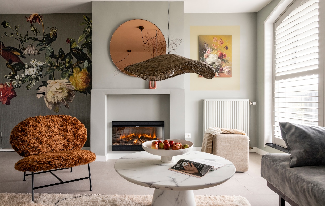 Flexa Creations muurverf bij de haard Saliegroen, bij het raam Airy Foliage, geel kleurvlak Wild Wonder, groen kleurvlak Grungy Roots (flexa.nl). Op maat gemaakt behang Wallpower uit de collectie Museum 307402, (eijffinger.com). Vloer Ustica Cera touch 50 cera 0272 B, haard (woninginrichting-aanhuis.nl). Op maat gemaakte shutters in kleur Grey White (jasnoshutters.nl). Vloerkleed E la nave va (zakariarugs.com). Spiegel (aytmdesign.com). Bank, fauteuil, poef (eijerkamp.nl). Salontafel van Polspotten, hanglamp van Bloomingville, schaal van Serax, vaas van Bloomingville (vtwonen.nl). Kunstwerk Stilleven met bloemen in een vaas, Georgius Jacobus Johannes van Os uit de Oude meesters-collectie (werkaandemuur.nl). Plaid, kussen (malagoon.com). Overig privébezit. vtwonen Weer verliefd op je huis seizoen 17 aflevering 8 | styling Frans Uyterlinde | fotografie Sonja Velda