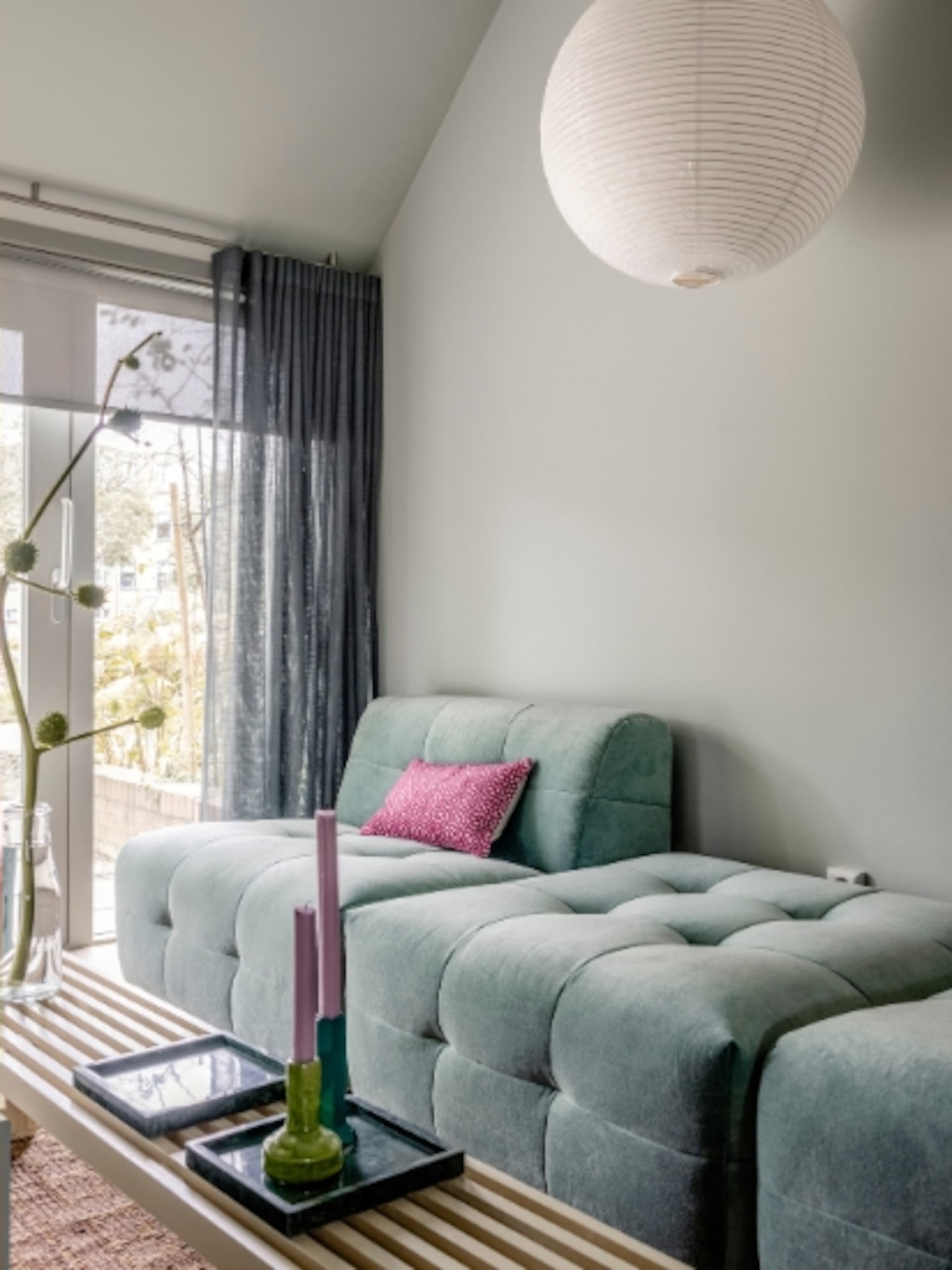 geef de woonkamer een frisse en kleurrijke make over met dit stijladvies van vtwonen stylist kelly