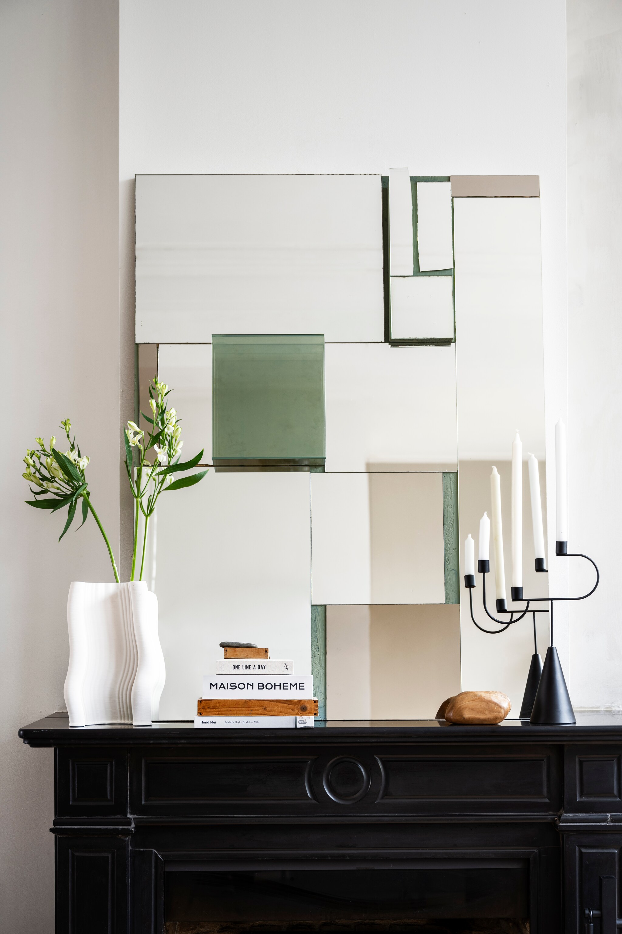 Keramieken vaas Moire € 108,- en metalen kandelaar Avant Candelabra van Ferm Living € 79,- (vtwonen.nl/shop). Overig privébezit. vtwonen 05-2024 | styling Kelly van Gendt | fotografie Stan Koolen