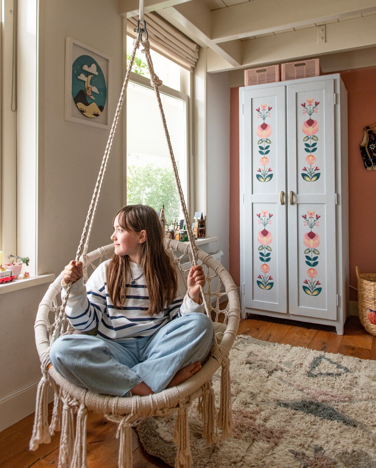 Hangstoel Home24, vloerkleed Woolable van Lorena Canals, kast kringloopwinkel, print aan muur zelfgemaakt vtwonen special binnenkijken 121-2023 | productie De Binnenkijkers | styling Jeske Weel | fotografie Caroline Coehorst