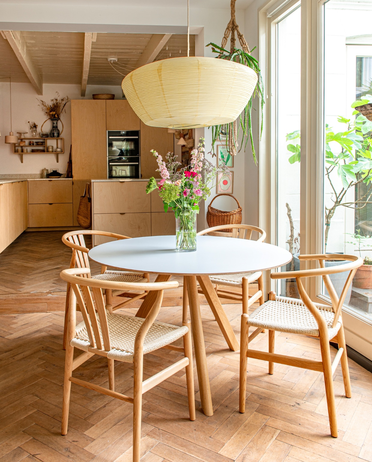 Vloer van gebruikt hout De Oude Plank. Tafel Hay, stoelen Sissy-Boy. Hanglamp Liewood. Keuken gebouwd door Justustjebbo. Overig onbekend. vtwonen special binnenkijken 121-2023 | productie De Binnenkijkers | styling Jeske Weel | fotografie Caroline Coehorst