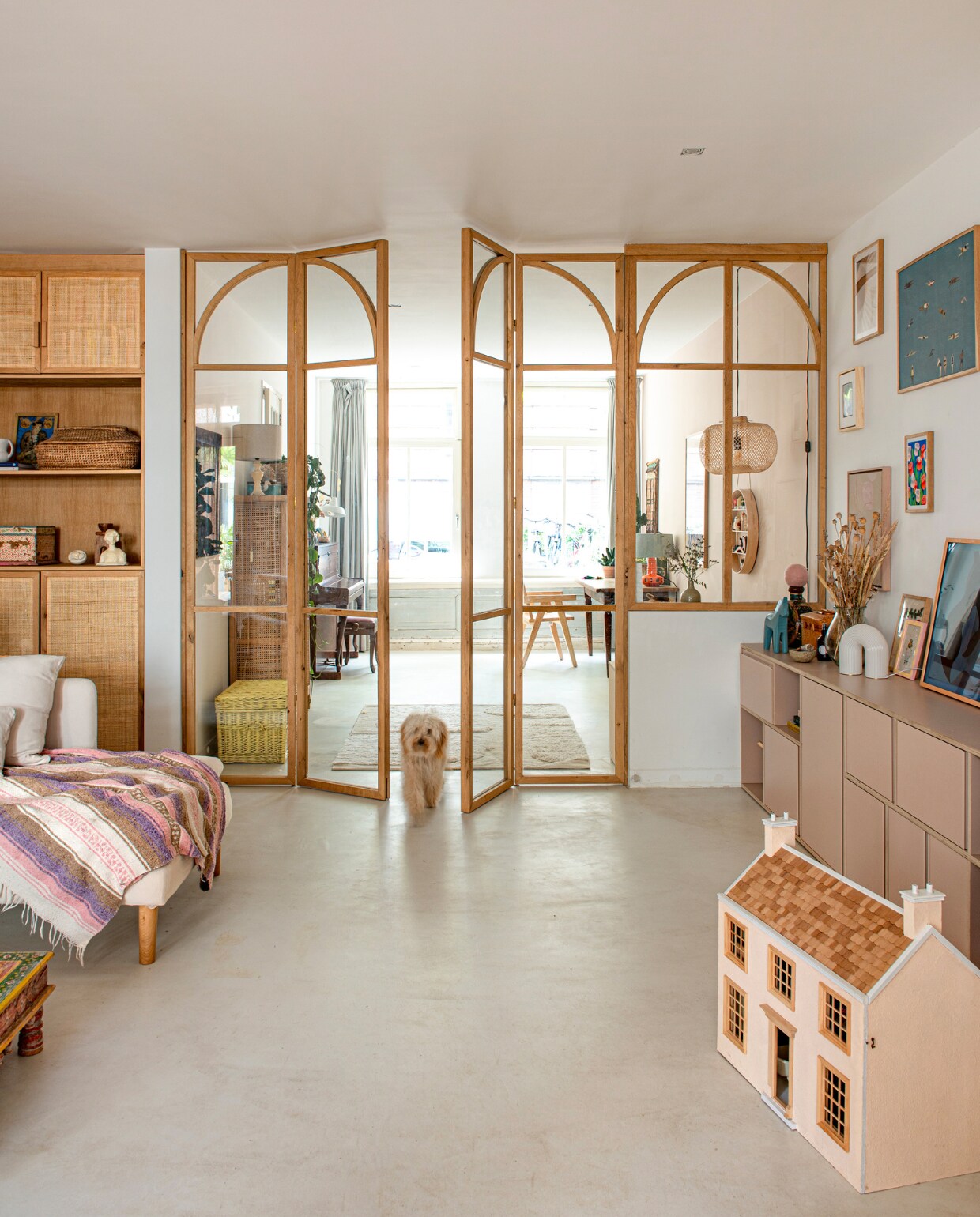 Tussendeuren ontworpen door Gidi en gemaakt door Mannen van Hout, gele mand familiestuk, vloerkleed H&amp;M Home. Tv-kast Tylko, witte regenbooglamp Ferm Living. Vintage poppenhuis familiestuk. Overig onbekend. vtwonen special binnenkijken 121-2023 | productie De Binnenkijkers | styling Jeske Weel | fotografie Caroline Coehorst