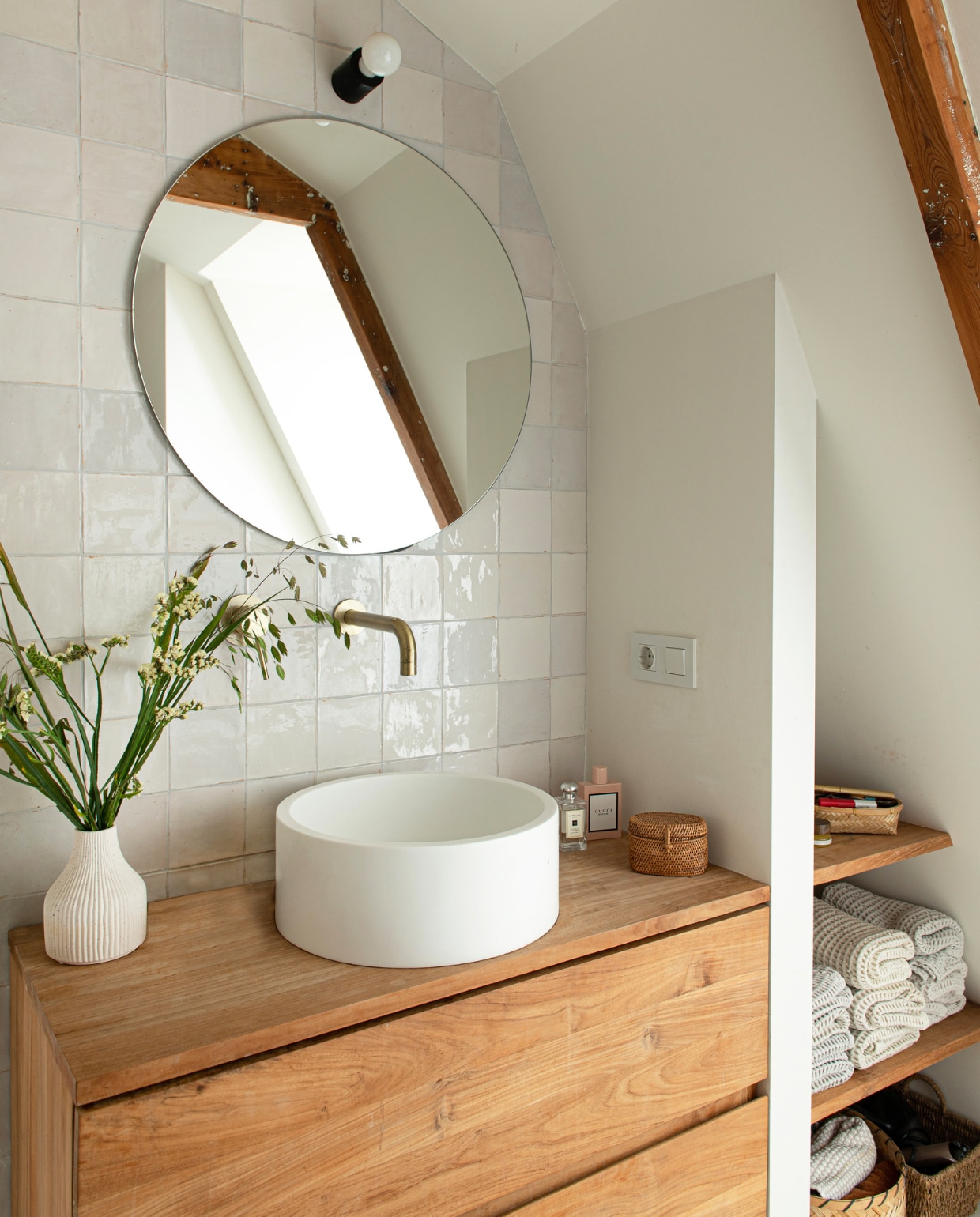 Badkamermeubel en spiegel Mastello Hilversum, wandtegels Zellige van Wouts Tegelhandel, kraan Meir, vaas Bolia. Overig onbekend. vtwonen special binnenkijken 121-2023 | productie De Binnenkijkers | styling Jeske Weel | fotografie Caroline Coehorst