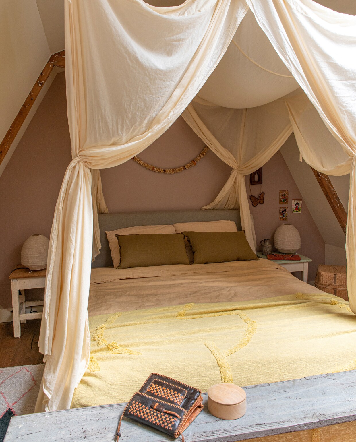 uurverf Skin Powder van Pure &amp; Original. Bed Made, klamboe Nummero 74. Nachtkastjes en gele sprei Loods 5, tafellampen Karwei. Houten bank Van Dijk &amp; Ko, tas Noordermarkt, kussens Zara Home, vloerkleed uit Marrakesh. Overig onbekend. vtwonen special binnenkijken 121-2023 | productie De Binnenkijkers | styling Jeske Weel | fotografie Caroline Coehorst