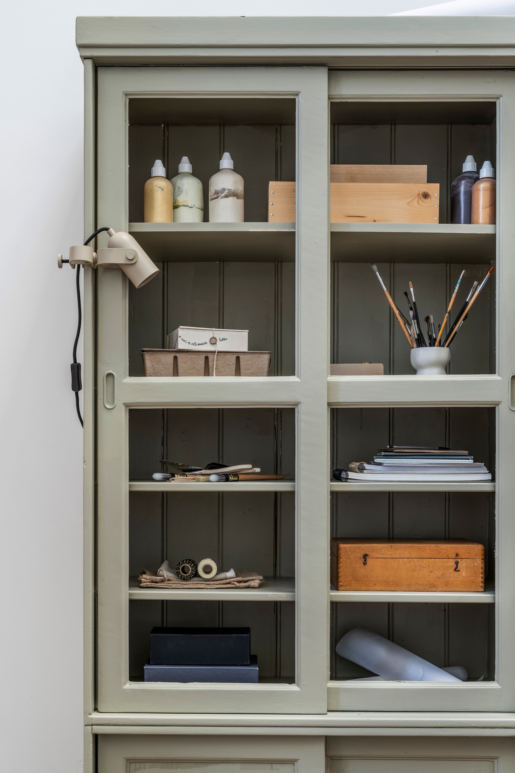 Binnenlak mat in Limited Jade van Lab Paint, 500 ml € 50,- (vestingh.nl). Stalen bijzettafel Eve van Ferm Living, 42x40x53 cm (bxdxh) € 475,-, ijzeren klemlamp Ruuvi van Ferm Living, 11x12x16 cm (bxdxh) € 199,-, glazen zandloper Sandglass Ball van Polspotten, 15x38 cm (Øxh) € 60,- (vtwonen.nl/shop). Op de trap: Pantone Postcards, set van 100 € 25,95 (splendith.nl). Overig privébezit. vtwonen 08-2024 | styling Kelly van Gendt | fotografie Stan Koolen
