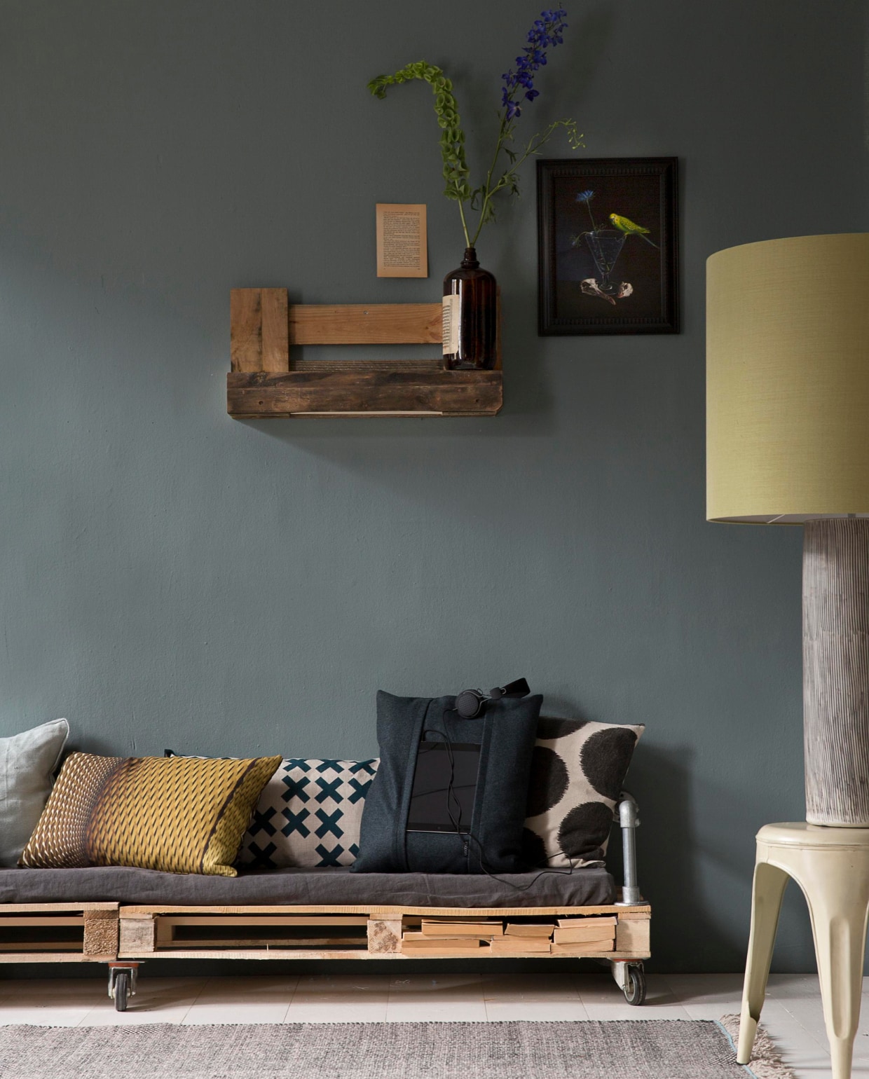 Muurverf S 4020-B30G per liter € 14,- (Histor). Witte eikenhouten vloerdelen (wit geverfd) per m² € 45,- (De Oude Plank). Karpet Duotone van Danskina 200x300 cm € 2310,-Stalen kruk € 39,95 (Atelier 8). Lampvoet € 199,-, lampenkap 50x50 cm € 195,- (Pols Potten).Olieverfschilderij met vogel Tony II € 985,- (Jaap Snijder). Fles € 12,50 (Raw Materials). 100% linnen kussen van ML Fabrics 40x70 cm € 89,95 (The Kids Corner), geel kussen van Louise Roe € 80,- (Friday Next), kussen met kruisjes van Particolare € 59,95 (Pols Potten), tabletkussen € 79,- (Coqoon), kussen met stippen € 32,95 (Sissy-Boy), matraskussen op maat (Schuimrubbershop.nl), linnen lap per strekkende meter via de markt. vtwonen 03-2015 | Fotografie Anouk de Kleermaeker | Styling Leonie Mooren, Bregje Nix