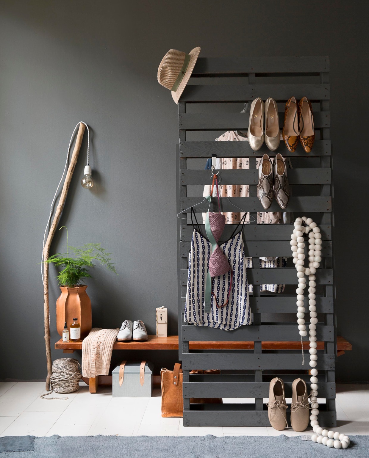 Muurverf en verf op pallets S 6010-B10G per liter € 14,- (Histor). Witte eikenhouten vloerdelen (wit geverfd) per m² € 45,- (De Oude Plank). Vloerkleed 130x200 cm € 799,- (Sukha Amsterdam). Bankje € 75,- klos touw € 25,- (Neef Louis). Tak gevonden in het bos met daaraan bevestigd snoer per meter € 5,20 en keramische fitting € 4,90 (www.snoerboer.nl). Opbergkistjes met leren banden Ryssby per set van 2 € 14,99, haak met klem Kattugla per 2 € 2,49 (Ikea). Vilten ketting Bella Beads € 49,- schoenen Koos € 139,-, hoed € 49,- (Sukha Amsterdam). Bodylotion € 16,95 (Sissy-Boy). Doosje met home spray € 26,50 (Esteban via Nordic New). Leren vaas € 235,- (Studio Rex). Trui € 24,95 (The Kids Corner). Schoenen € 189,95, tas € 189,95 (Shabbies Amsterdam). Goudkleurige zipperpumps € 149,- (Fab). Slangenleren enkellaarsjes € 289,95, slangenleren pumps Goldies € 239,95 (Fred de la Bretonnière). Topje aan haak (kledinghanger van de stomerij) € 139,- (Edith &amp; Ella). Beha € 60,- (Love Stories). vtwonen 03-2015 | Fotografie Anouk de Kleermaeker | Styling Leonie Mooren, Bregje Nix