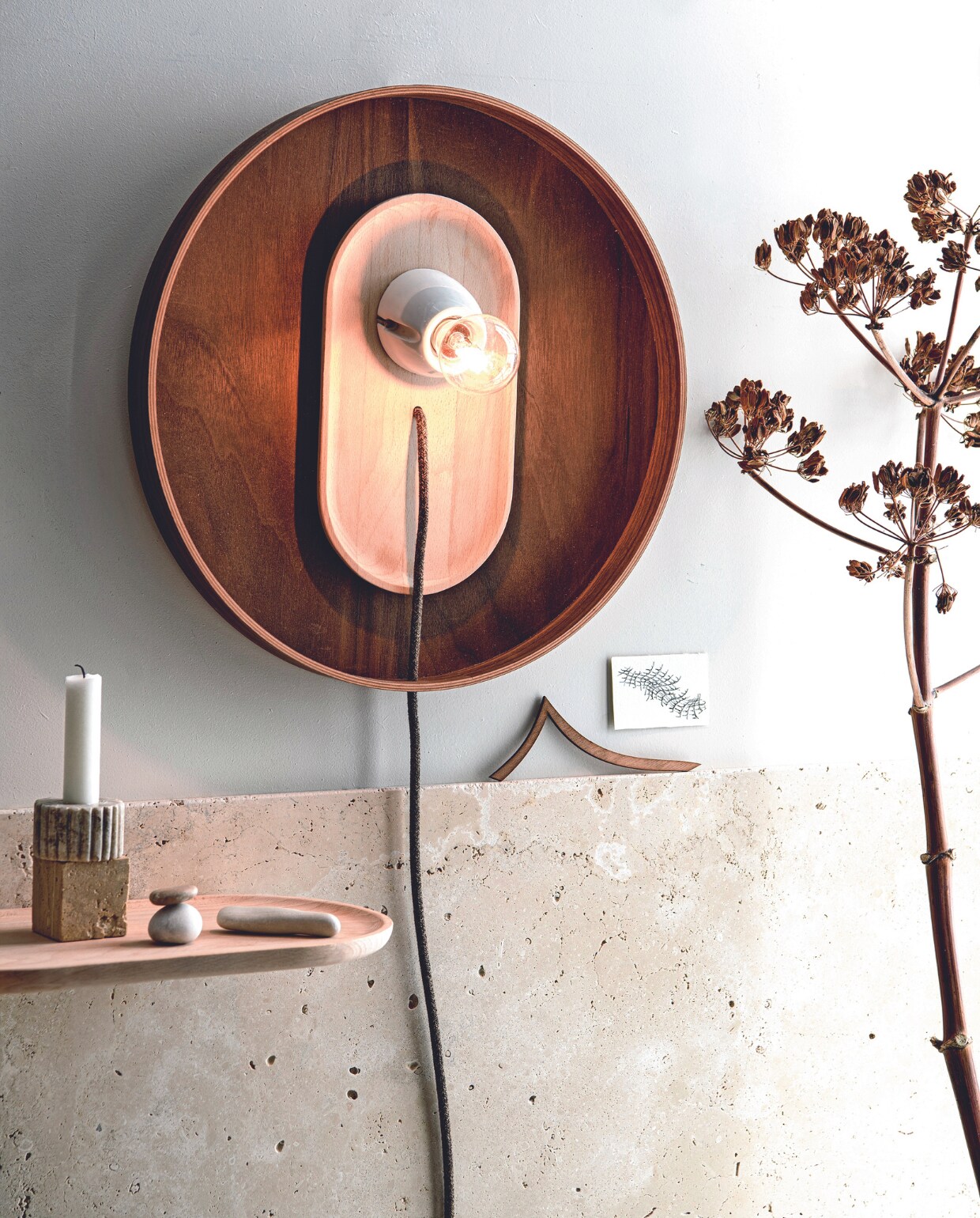 Travertin vierkante kandelaar, ronde kandelaar (sostrenegrene.com). Gedroogde berenklauw (bloementuinaandezaan.nl). Overig onbekend. vtwonen 02-2024 | styling Myla Griese | fotografie Louis Lemaire