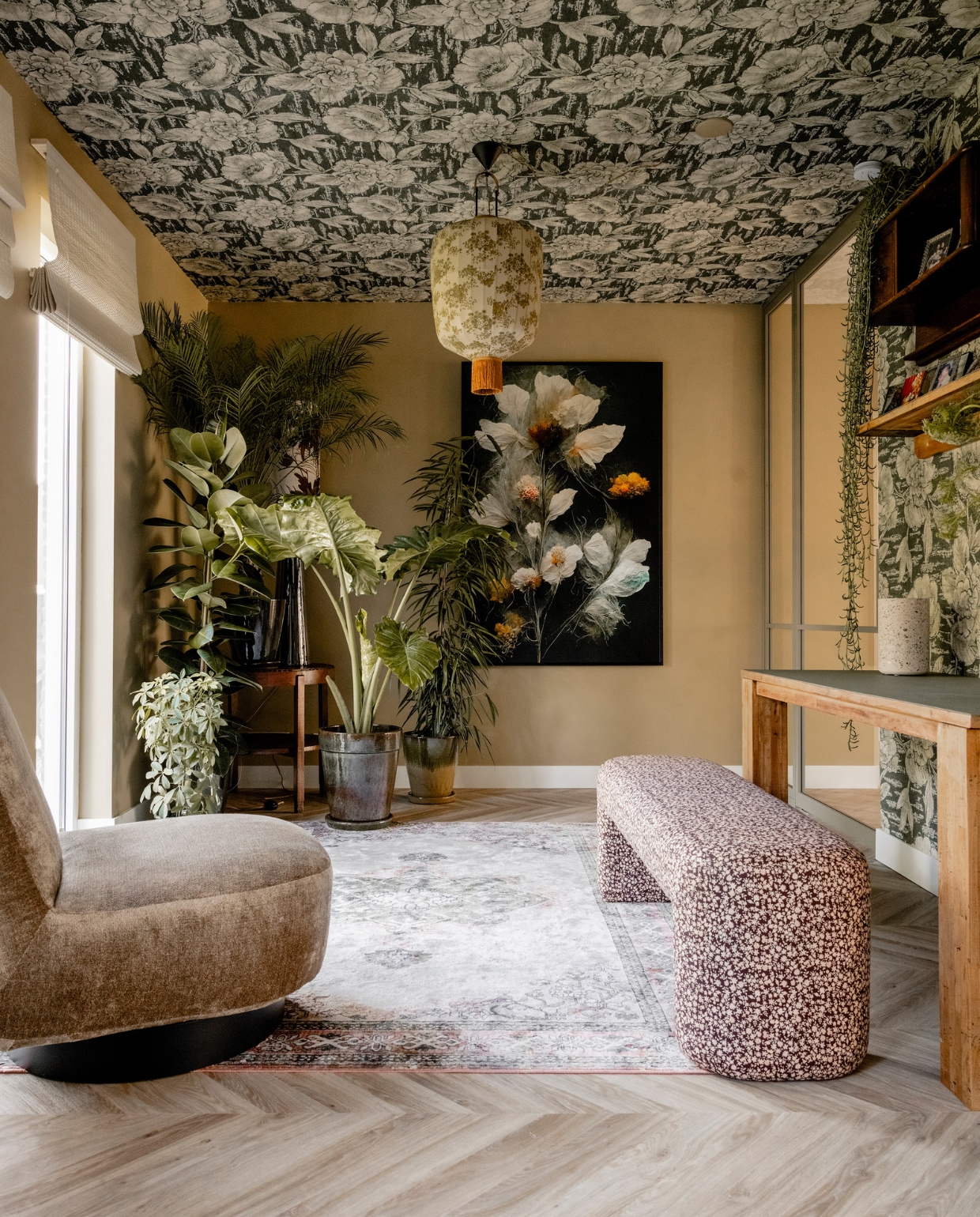 Muurverf Sure Thing van Flexa Creations Flexa. Behang nummer 333413 uit de collectie Emerald Eijffinger. Pvc-vloer Hongaarse punt, Moods Chevron 262 van Moduleo Aanhuis.nl. Vouwgordijnen van geweven bamboe hout met kleurnummer 7305 Aanhuis.nl. Olijfgroene aluminium scheidingswanden met taatsdeuren GewoonGers. Kunstwerk Naarmate de tijd verstrijkt van treechild, canvas met zwarte baklijst, 105x160 cm Werk aan de Muur. Houten tafel en wandplank gemaakt van de oude eettafel, met groen natuurlijk afwerkmateriaal Furniture Linoleum Olive 4184, 183 cm breed Forbo. Groene velours fauteuil Eden van Zuiver, 78x96x85 cm (bxdxh) Zuiver. Bankje Lobby van HKliving, 140x40x45cm (bxdxh) vtwonen. Vloerkleed Mahal van Dutchbone, 170x240 cm Dutchbone. Hanglamp Traditional van HKliving x Doris, bamboe en katoen, 42x85 cm (Øxh) vtwonen. Linnen lampenkap Floral van HKliving, 28,5x68 cm (Øxh) vtwonen. Bruine keramische lampenvoet Cone van HKliving, 21,5x88,5 cm (Øxh) vtwonen. Roze terrazzo vaas Fajen van Zuiver Zuiver. Planten en potten van bloemen- en plantenzaken. Overig privébezit. Weer verliefd op je huis aflevering 1 seizoen 19 | styling Marianne Luning | fotografie Sonja Velda