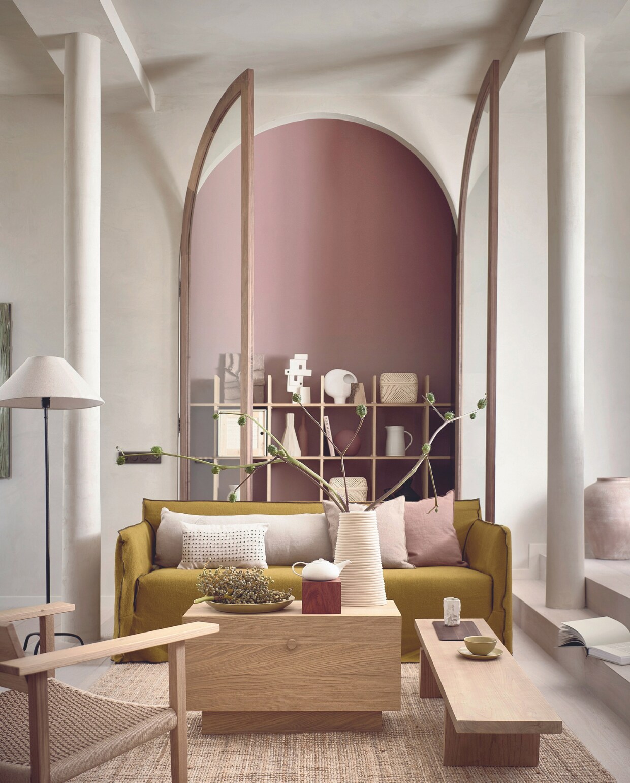 Matte terra lakverf Waaltje 69, 2,5 liter € 154,- (lauthentique.nl). Eikenhouten vakkenkast Column, 244x244 cm (bxh) vanaf € 2119,-, eikenhouten salontafel met lades 80x40x45,5 cm (lxbxh) € 749,- (studiohenk.nl). Houten salontafel, 160x32x25 cm (lxbxh) € 329,-, rond keramieken ornament Sphere € 44,95, terracotta pot Ava XL  € 329,-, rechthoekig aluminium ornament Vista € 129,- (urbannatureculture.com). Juten vloerkleed Lohals, 200x300 cm € 129,-, houten opbergdoos € 30,- (ikea.nl). Vloerlamp, metaal en stof € 179,-, houten dienblad op tafel € 22,99, beige kussenhoes met zwarte stippen € 22,99, zwarte terracotta vaas € 39,99 (zarahome.com). Bank Ghost 10G van Gervasoni in stof Artist en kleur Van Gogh, 180x85x80 cm (lxbxd) € 3802,-, beige keramieken vaas € 395,-, keramieken theepot € 155,-, roze linnen kussen € 136,25, rode keramieken vaas € 224,- (badenbaden.nl). Schaal € 18,-, bord € 18,-, kan € 129,-, groene schaal op tafel € 149,-, beige kussen € 169,-, houten stoel € 899,- (sukha.nl). Houten blok, prijs op aanvraag (fijnhout.nl). Schilderij van restpartij groene stof Traces, 110x120 cm, prijs op aanvraag, schilderij in kast van restpartij roze stof, 30x40 cm, prijs op aanvraag (margovanerkelens.com). Overig onbekend. vtwonen 03-2024 | styling Liza Wassenaar | fotografie Sjoerd Eickmans