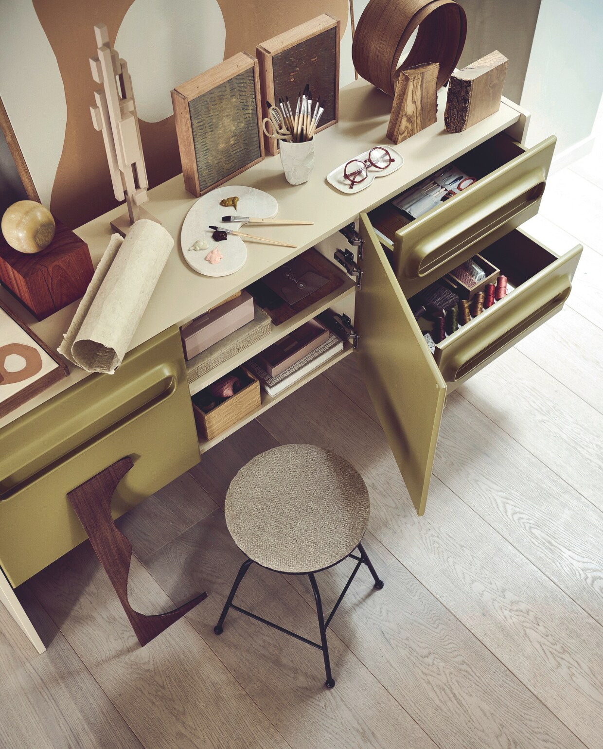 Mdf ladekast Space Dresser, 160x42x80 cm (lxbxh) € 2275,-, roze houten ornament Skyline € 59,95 (hkliving.com). Kruk, linnen zitting, 32x41 cm (Øxh) € 79,99, keramieken brillenschaal, prijs op aanvraag, witte linnen opberghoes vanaf € 15,99 (zarahome.com). Houten latten, planken en blokken, prijs op aanvraag (fijnhout.nl). Wit met roze kunstwerk Feminine, 24x30 cm € 340,-, groen kunstwerk Meadows € 240,-, bruin kunstwerk Meadows € 240,-, kunstwerk High Vibes, 100x140 cm € 1980,- (papercollective.com). Leesbril Lolita € 29,95, stenen verfpalet € 44,95, stenen opbergbak € 34,50 (debijenkorf.nl). Metalen schaar € 24,99,- (sissy-boy.com). Papier, klossen, touw, garen en envelop, prijs op aanvraag (vliegerpapier.nl). Stenen bol, set van 3 € 191,-, roze kartonnen opbergbox € 47,-, papieren notitieboek € 31,70 (badenbaden.nl). Houten bezem € 35,-, schrift, prijs op aanvraag, gestreept boek € 100,- (sukha.nl). Diverse houten opbergboxen vanaf € 9,99 (ikea.nl). Houten kwasten, set van 5 € 2,64, papieren naamlabels € 1,08, verftubes € 3,07 (sostrenegrene.com). Overig privébezit. vtwonen 03-2024 | styling liza wassenaar | fotografie sjoerd eickmans