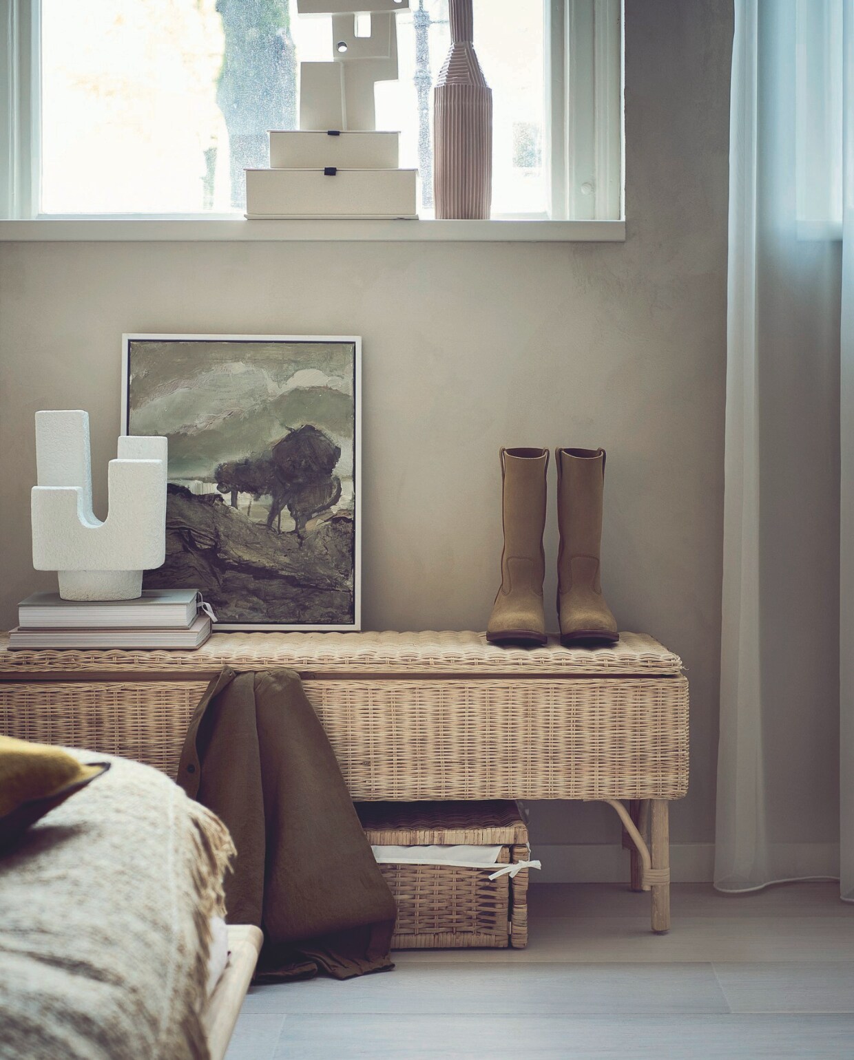 Houten bedframe Haven van Bolia, 166x230x23 cm (bxdxh) € 1846,- (vtwonen.nl/shop). Keramieken tafellamp Cuarto € 169,-, aluminium ornament Vista, 20,3x38 cm (bxl) € 129,- (urbannatureculture.com). Blouse van Sukha € 279,-, leren laarzen € 440,- (sukha.nl). Linnen kussen is onderdeel van bank in woonkamer € 3802,-, vaas € 378,-, plaid van Ethnicraft € 361,- (badenbaden.nl). Rieten opbergmand Tolkning, 50x43x19 cm (dxbxh) € 39,99, rotan opbergbank Tolkning, 120x37x45 cm (bxdxh) € 149,- (ikea.nl). Schilderij, 50x60 cm (bxl) prijs op aanvraag (margovanerkelens.com). Overig privébezit. vtwonen 03-2024 | styling liza wassenaar | fotografie sjoerd eickmans