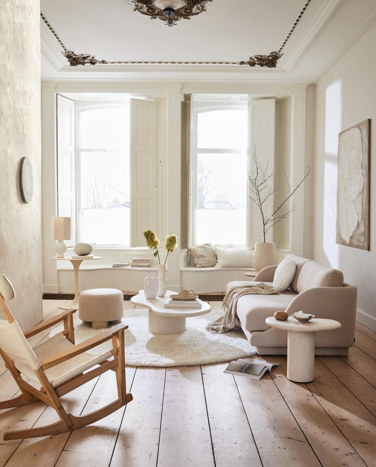 Bouclé 3-zitsbank Emma in Pasha Dune, 215x100x77 cm (bxdxh) € 1399,-, poef Faith in Now Stone, 51x41 cm (Øxh) € 199,- (sofacompany.com). Microskin bijzettafel Low Jonah, 58x40x40 cm (lxbxh) € 349,-, beton ciré salontafel Orleans, 142x64x35 cm (lxbxh) € 1099,- (furnified.com). Schilderij
prijs op aanvraag (@ansdekruyf). Keramieken gedenksteen, prijs op aanvraag (marjokedeheer.com). Vintage schommelstoel van Hans Wegner € 1500,- (demachinekamer.nl). Tadelakt pot € 115,-, tadelakt vaas € 119,-, bijzettafel, 70x70 cm (Øxh) € 725,- (householdhardware.nl). Kussen bij raam, 50x50 cm € 66,-, schaal € 67,- (bungalow.dk). Vloerkleed Alve, 250 cm (Ø) € 2498,-
(bolia.com). Lampvoet € 139,- en kap € 69,- (hkliving.nl). Overig privébezit. vtwonen 04-2023 | styling Cleo Scheulderman | fotografie Jeroen van der Spek