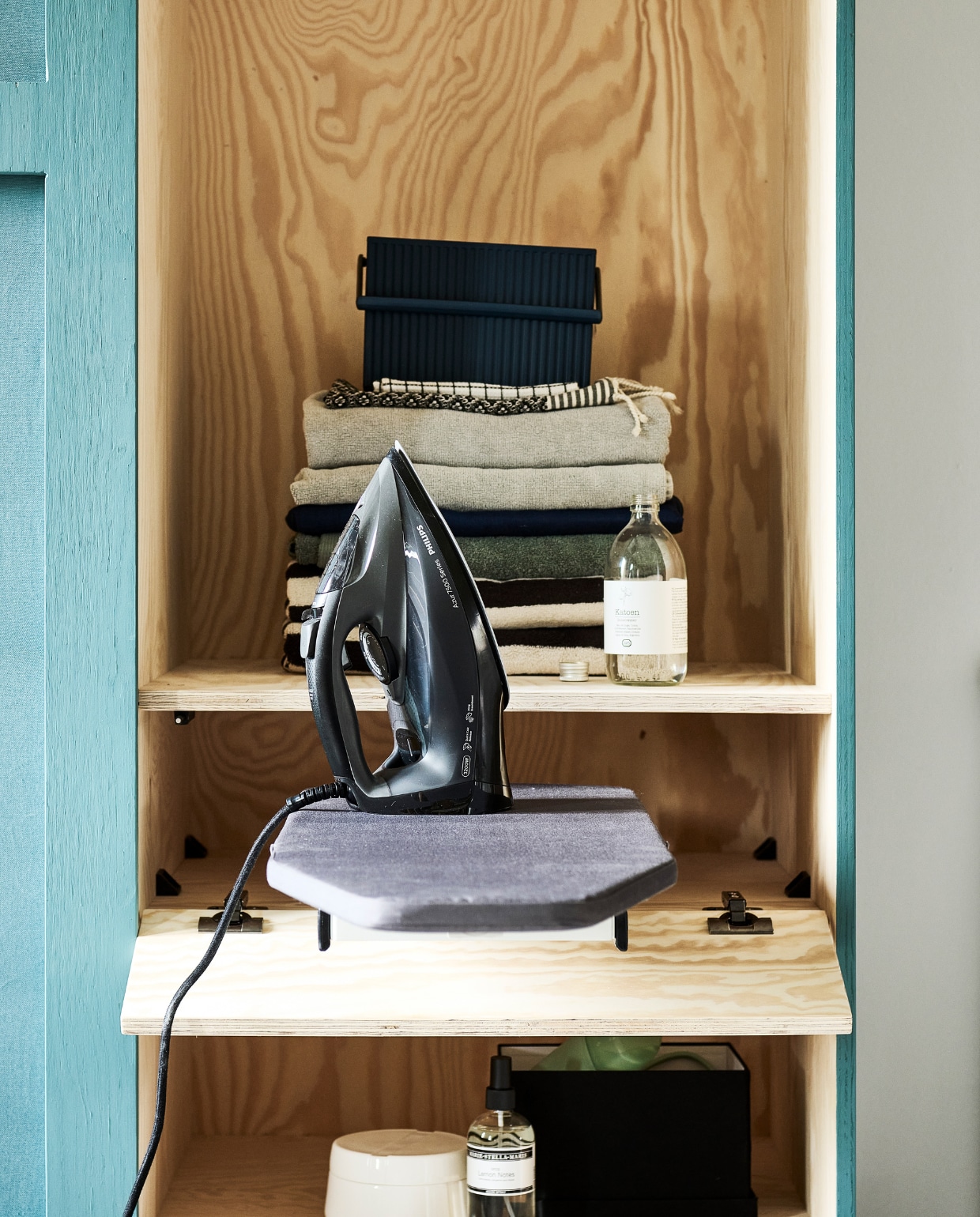 Stoomstrijkijzer 7500 Series van Philips € 91,- (bol.com). Katoenen mand € 22,99 (hm.com). Emaillen blik € 9,95 (dille-kamille.nl). Metalen kruk Revolver van Hay 34x48,5 (Øxh) € 185,-, kunststof mand Omnioffre van Hachiman € 23,25, gestreepte katoenen handdoek 1991 van HKliving € 49,- (vtwonen.nl/shop). vtwonen special DIY 08 | fotografie Sjoerd Eickmans | styling Kelly van Gendt, Corrien Flohil | uitvoering Erik de Jong